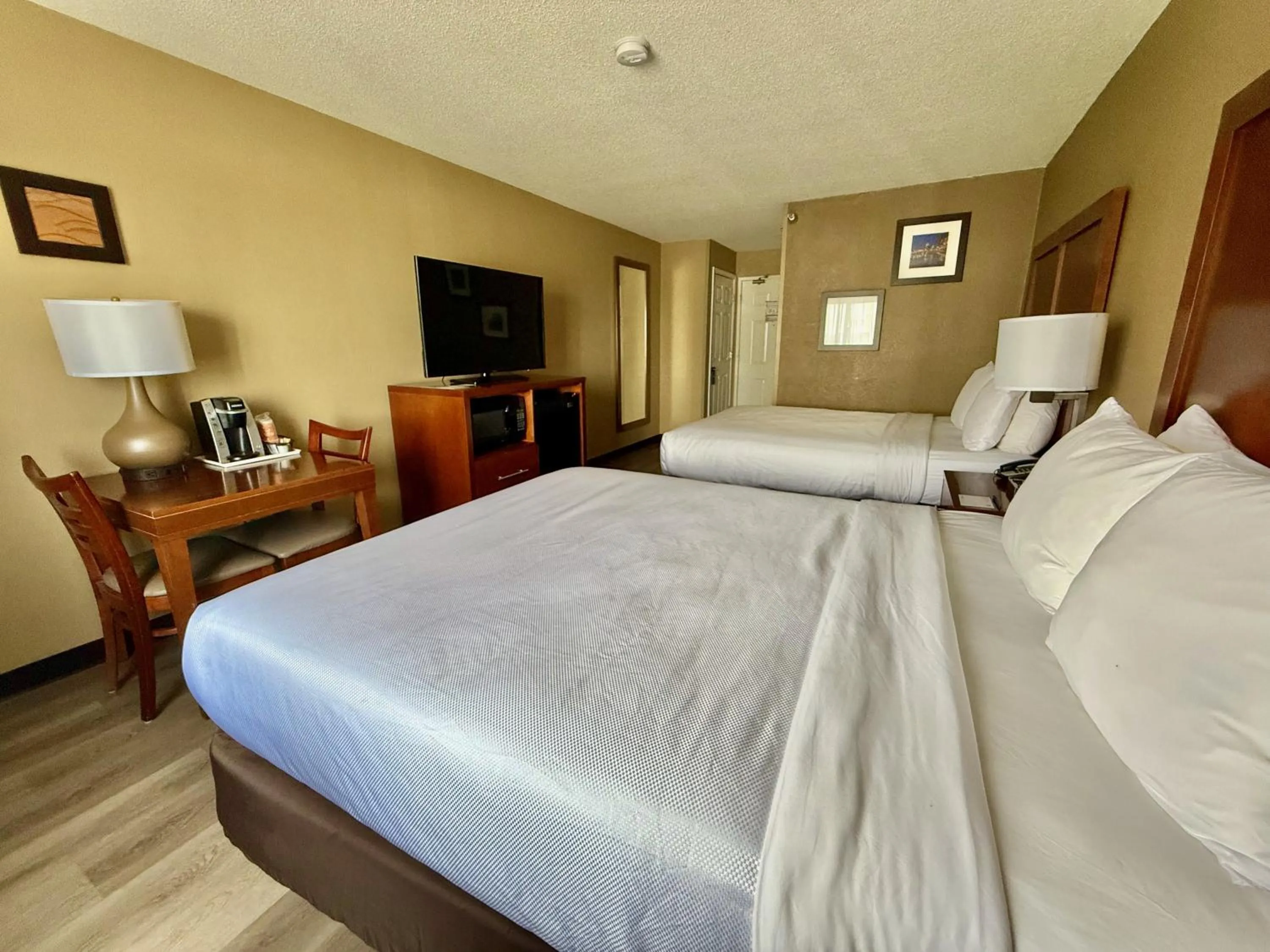 Property building, Bed in Comfort Inn Gurnee near Six Flags