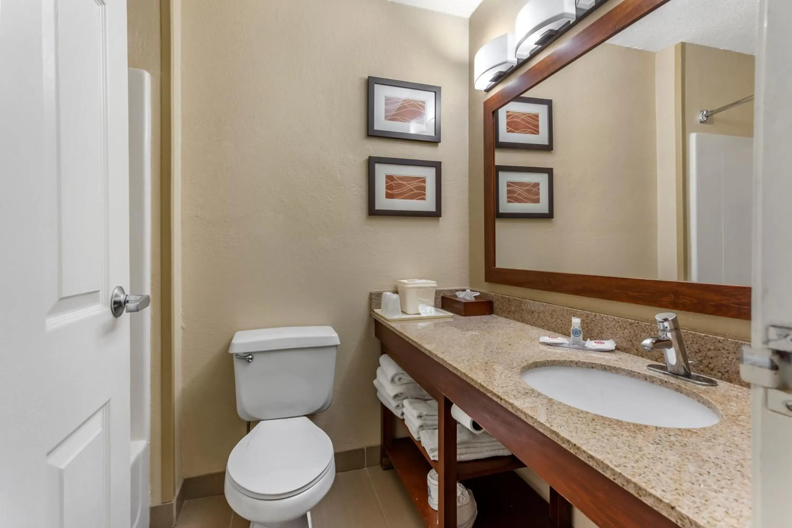 Property building in Comfort Inn Gurnee near Six Flags Property building in Comfort Inn Gurnee near Six Flags