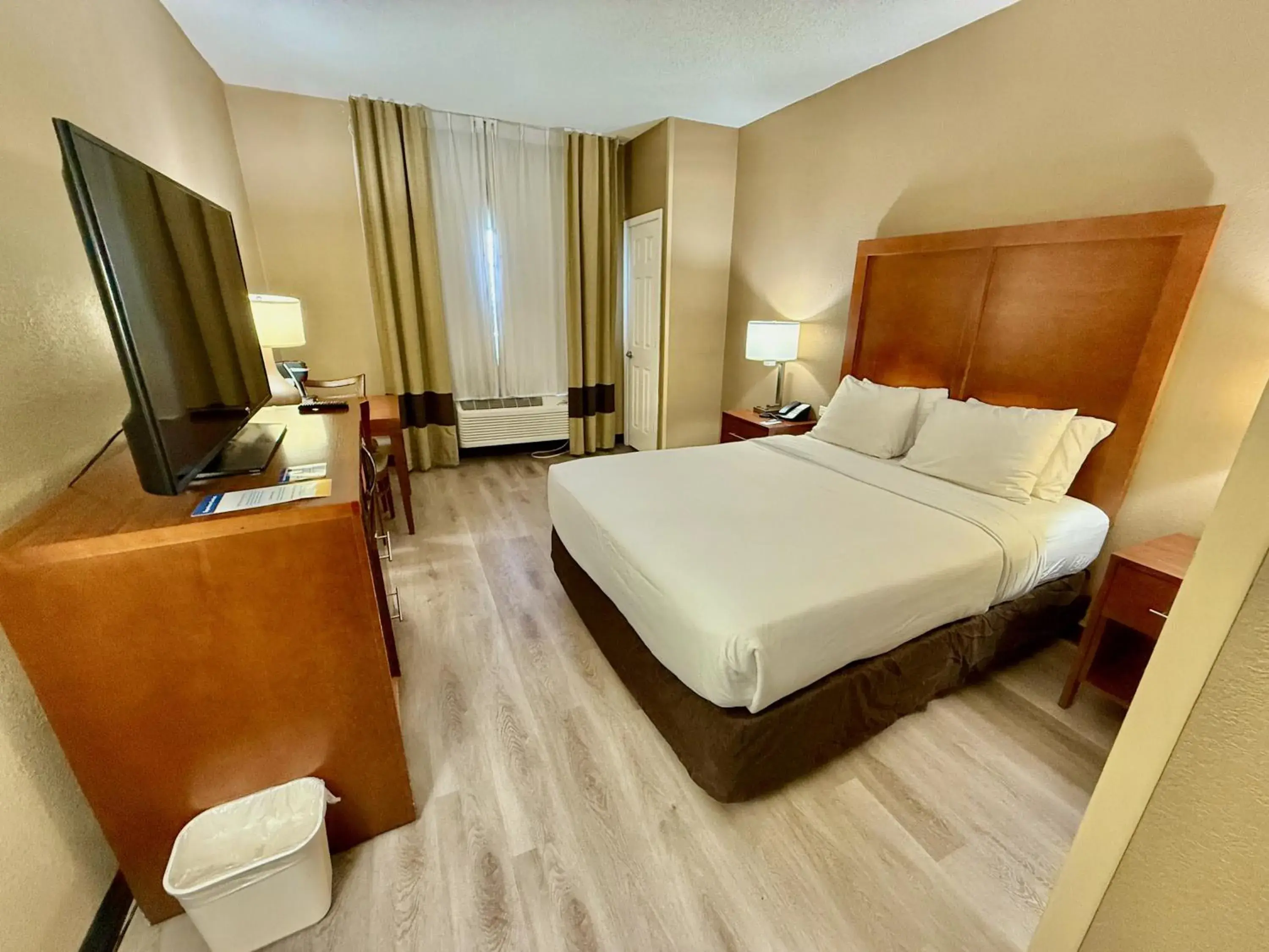 Property building, Bed in Comfort Inn Gurnee near Six Flags Property building, Bed in Comfort Inn Gurnee near Six Flags