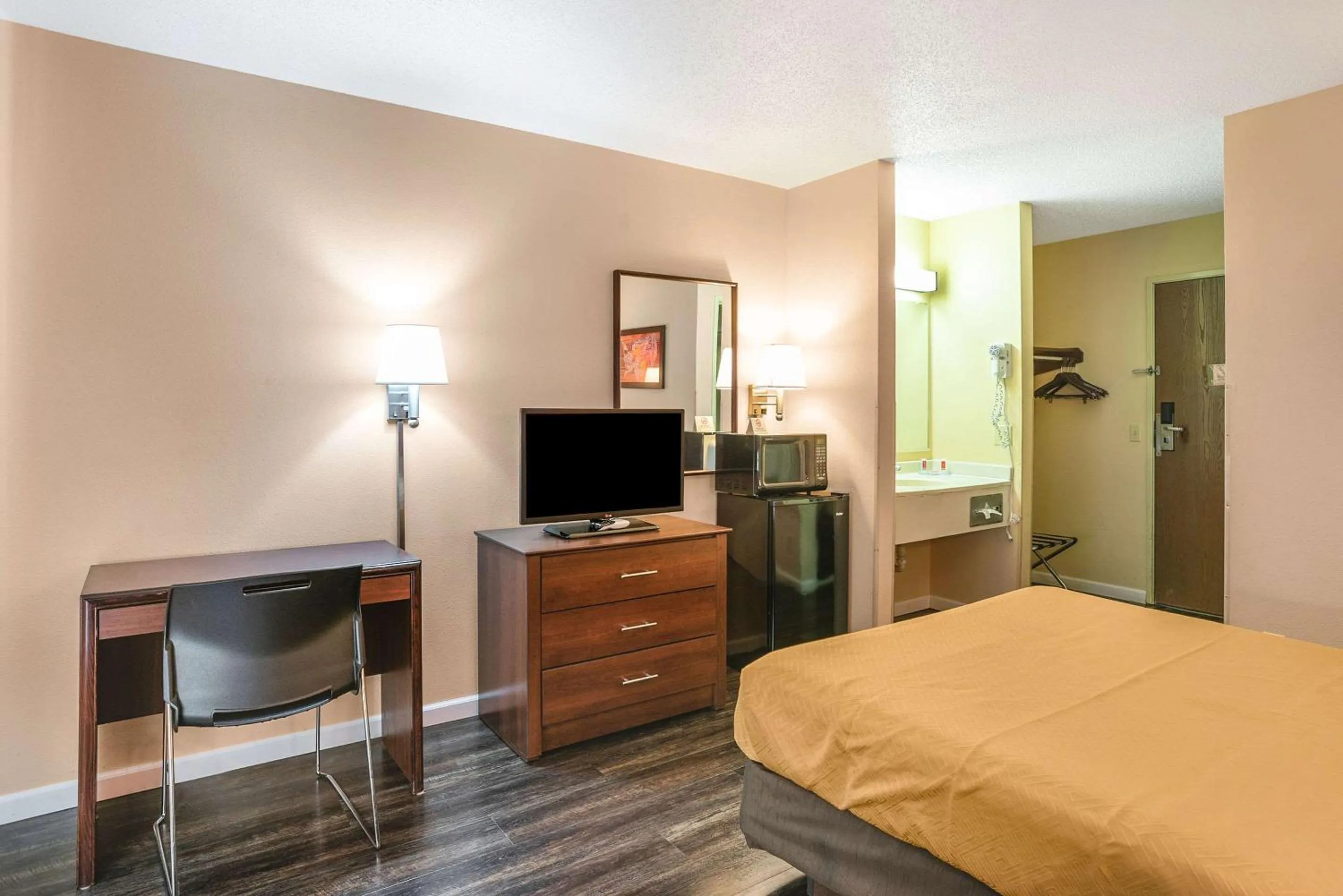 Photo of the whole room, Bed in Econo Lodge Princeton