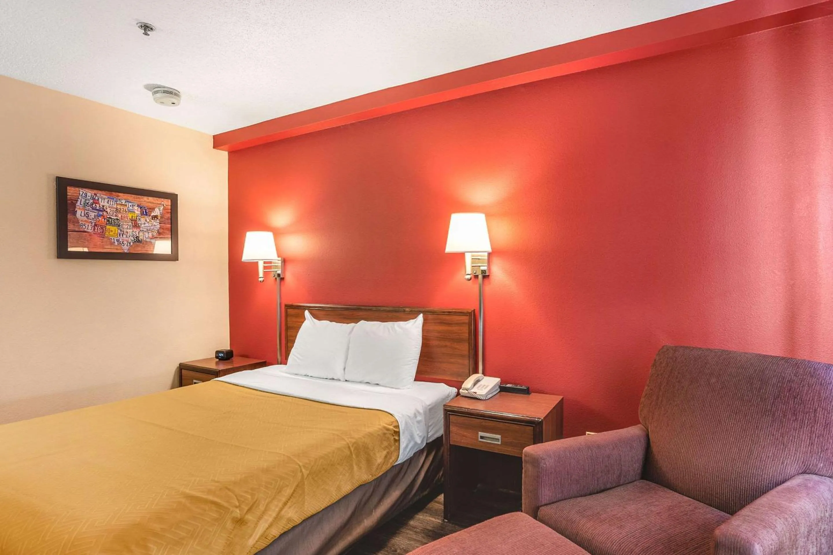 Photo of the whole room, Bed in Econo Lodge Princeton