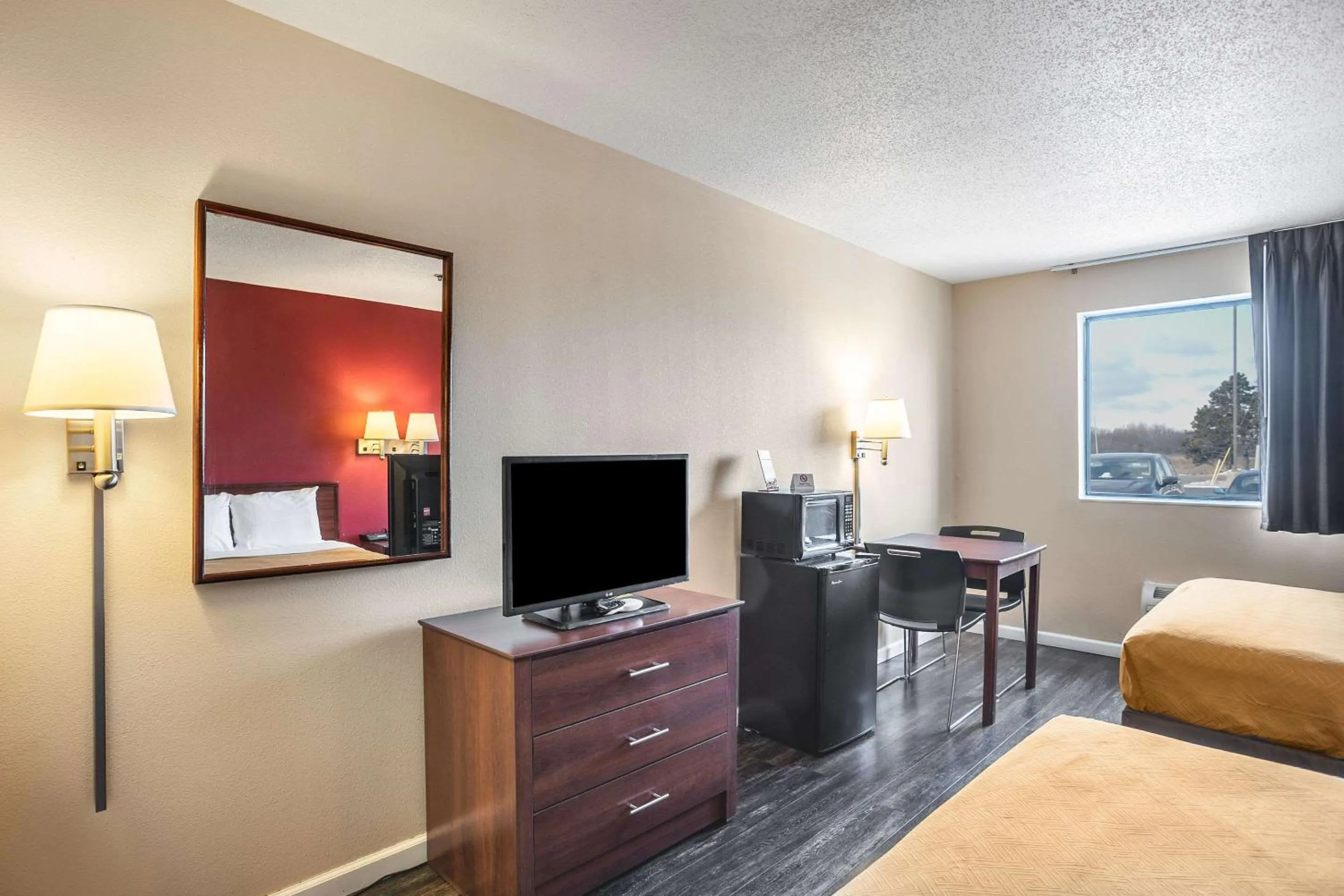 Photo of the whole room, Bed in Econo Lodge Princeton