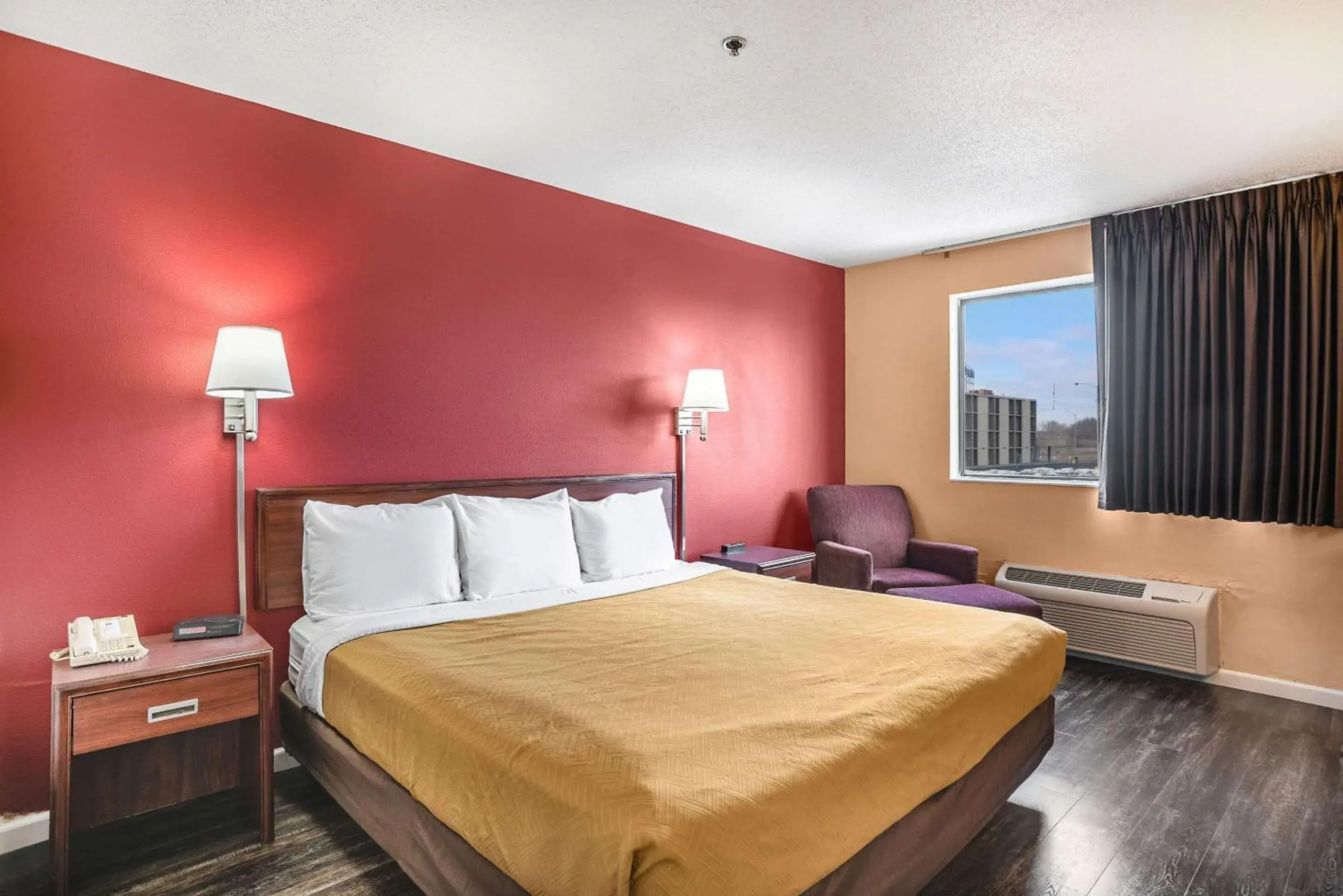 Photo of the whole room, Bed in Econo Lodge Princeton Photo of the whole room, Bed in Econo Lodge Princeton