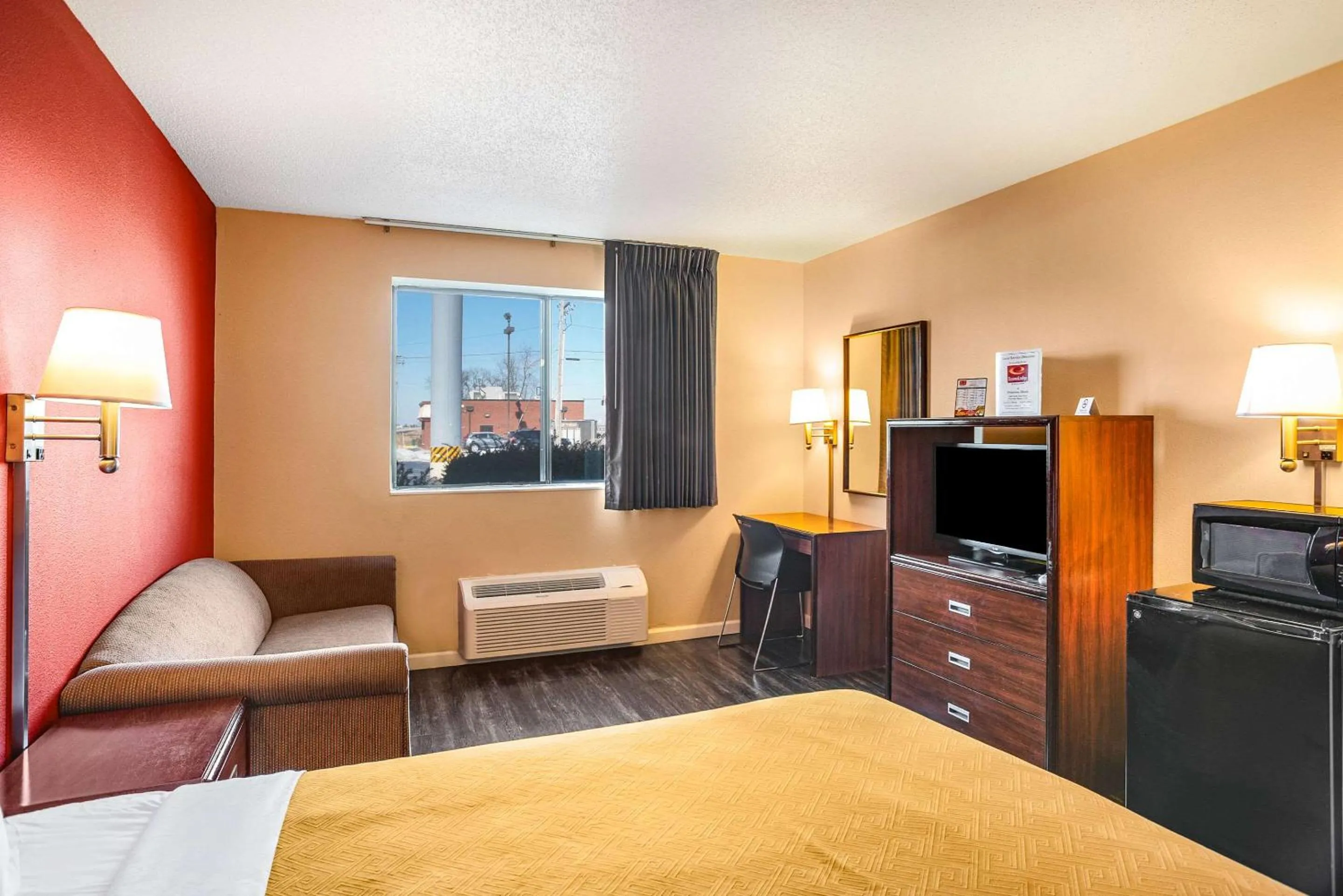 Photo of the whole room, Bed in Econo Lodge Princeton