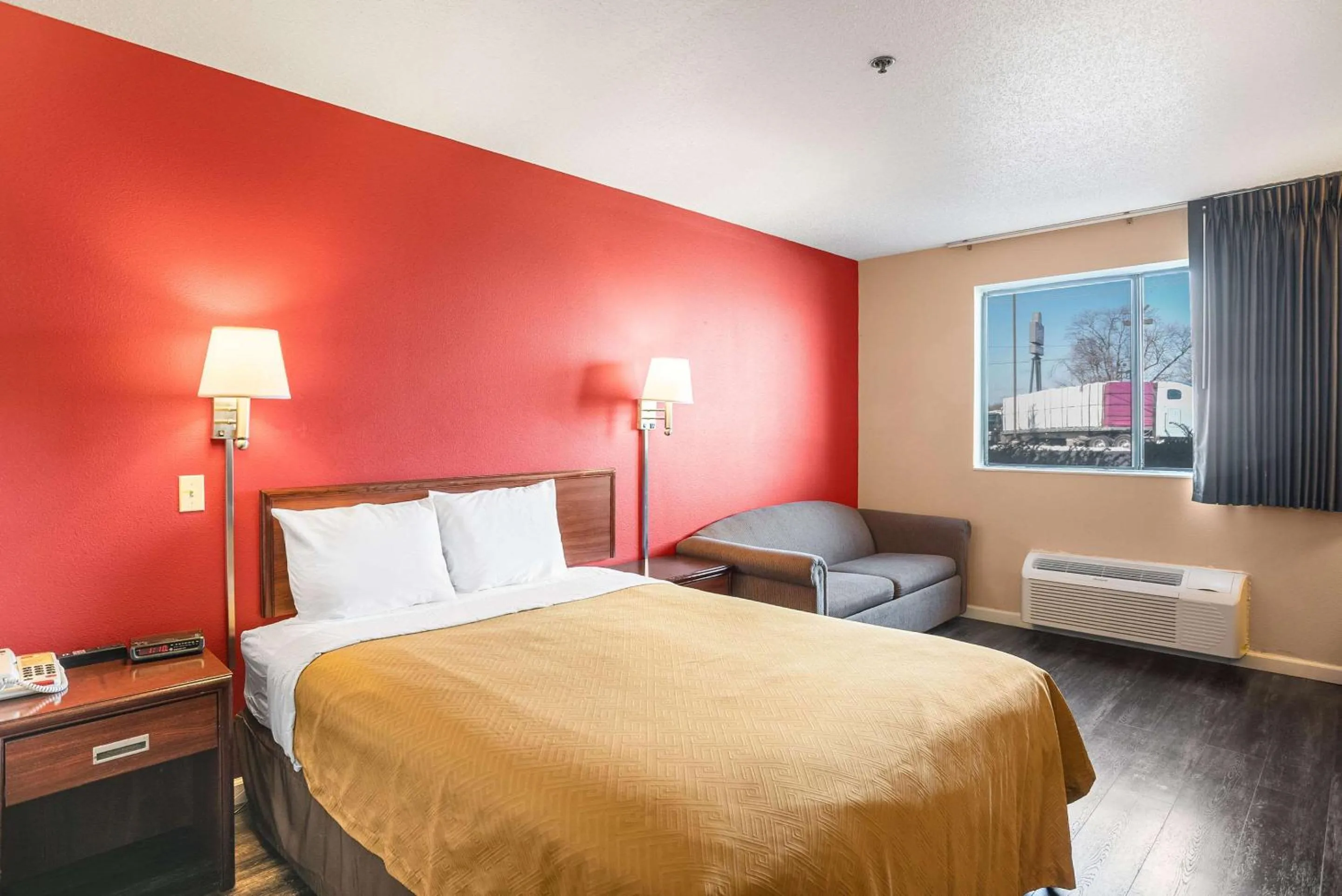 Photo of the whole room, Bed in Econo Lodge Princeton