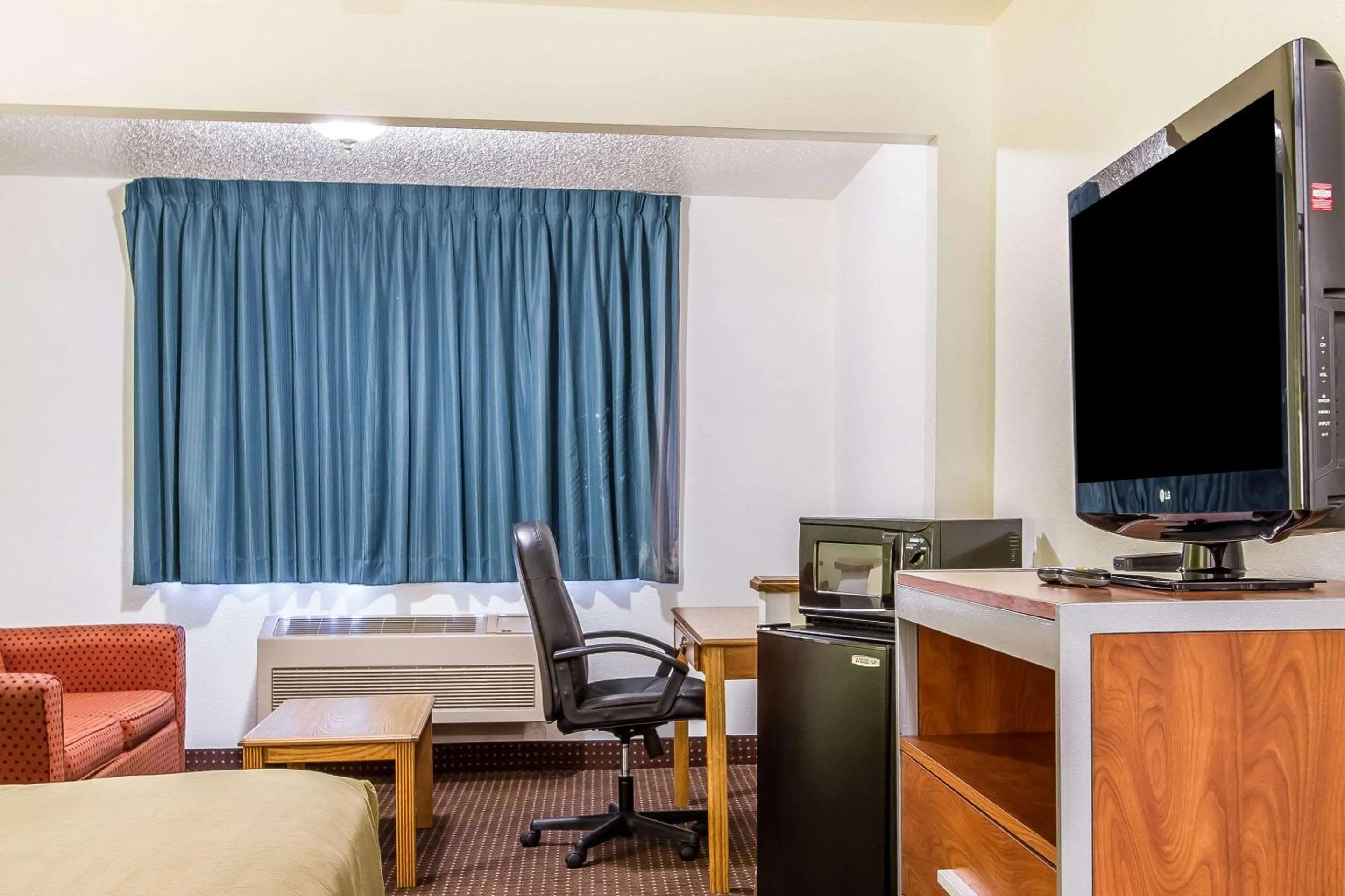 Photo of the whole room in Econo Lodge Inn & Suites Pekin - Peoria Area