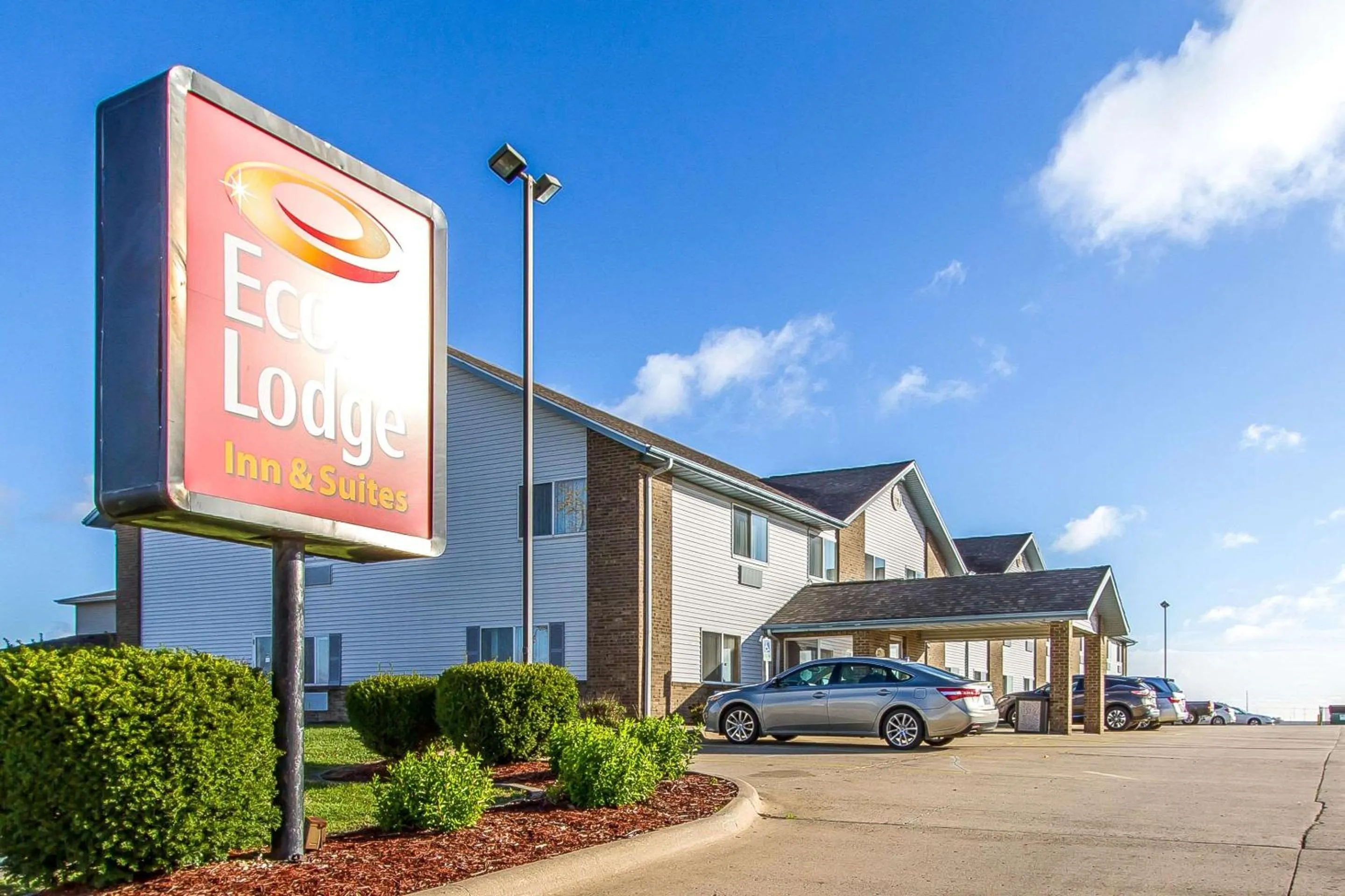 Property building in Econo Lodge Inn & Suites Pekin - Peoria Area