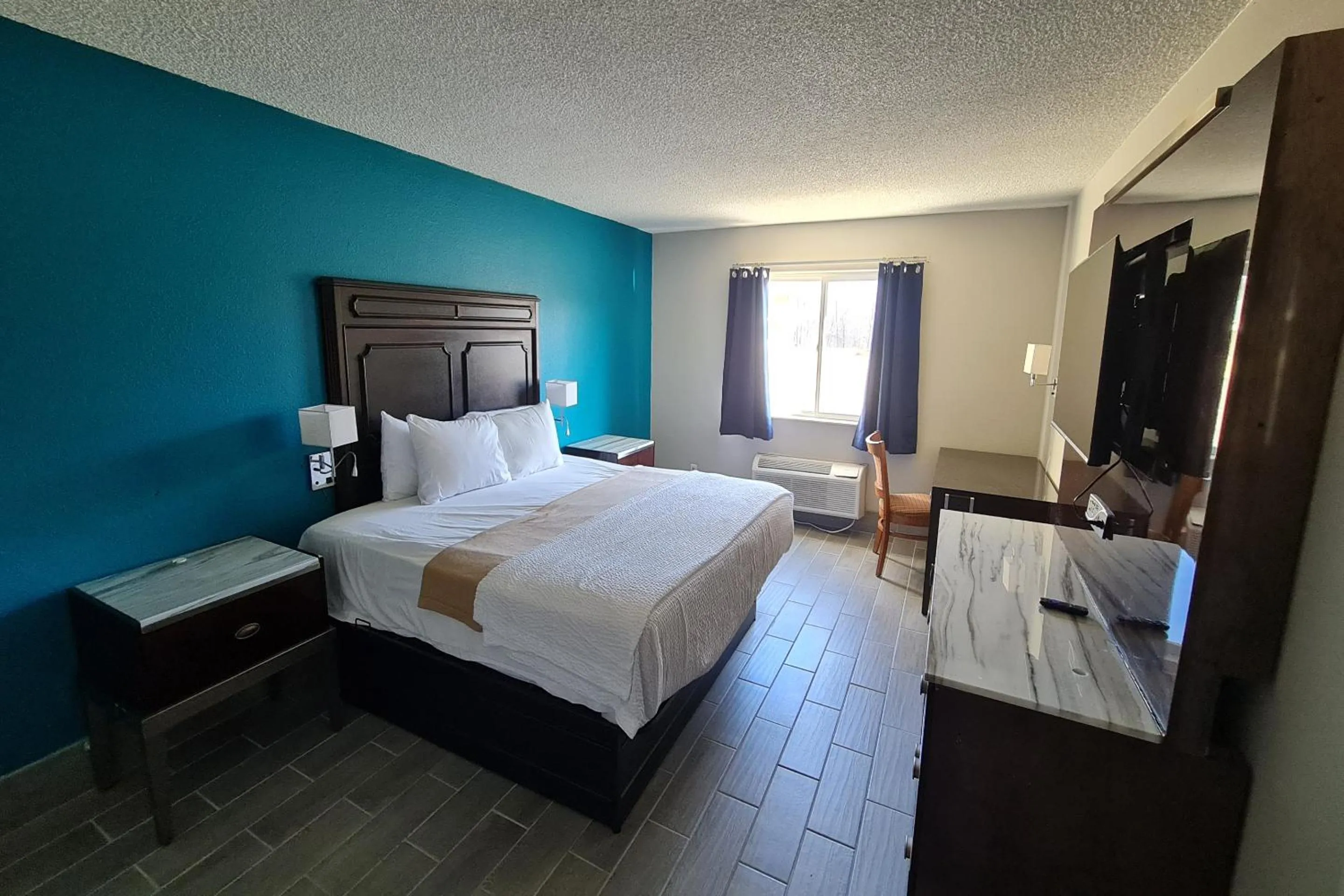 Bedroom, Bed in Rodeway Inn