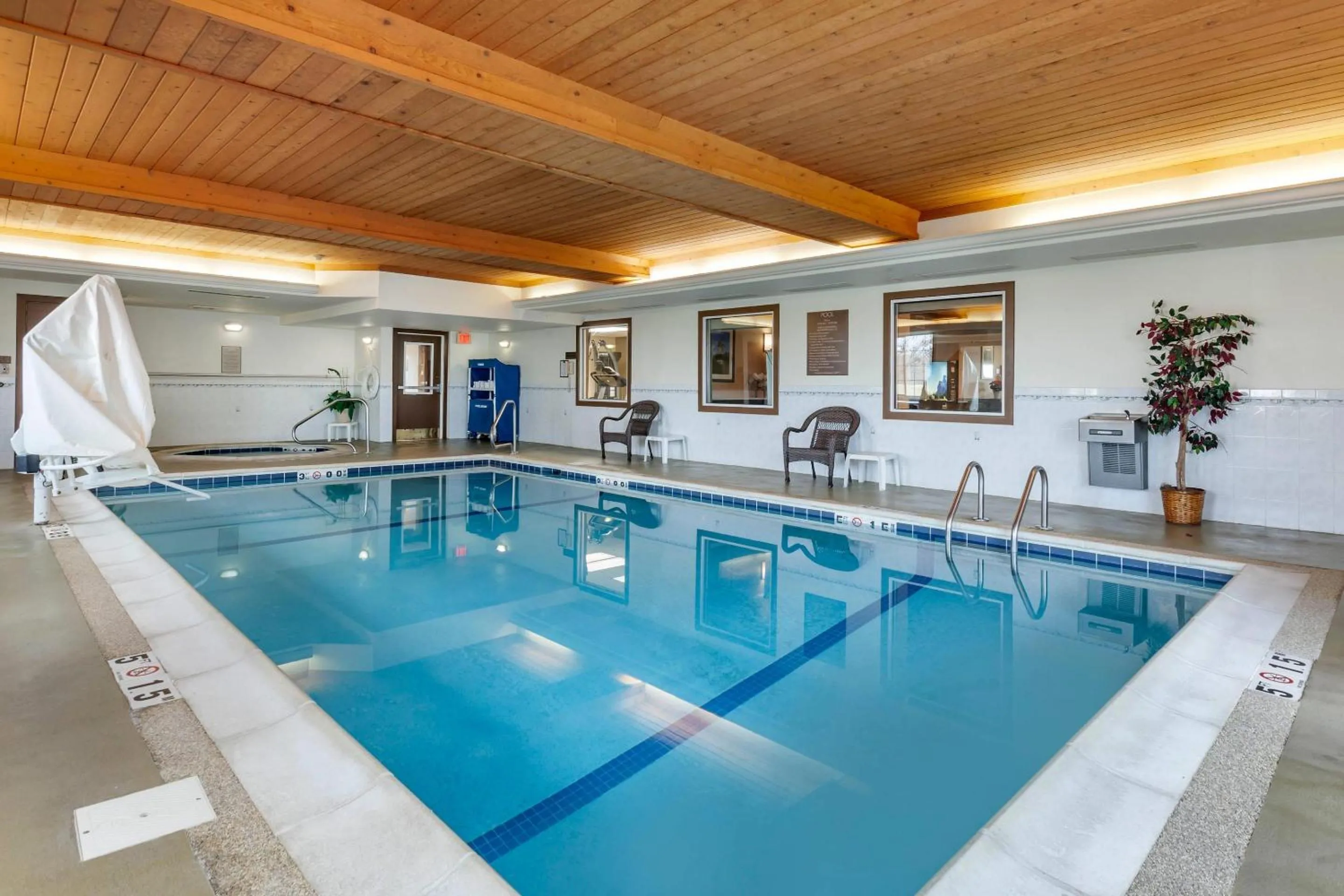 Swimming pool in Comfort Inn & Suites Geneva- West Chicago