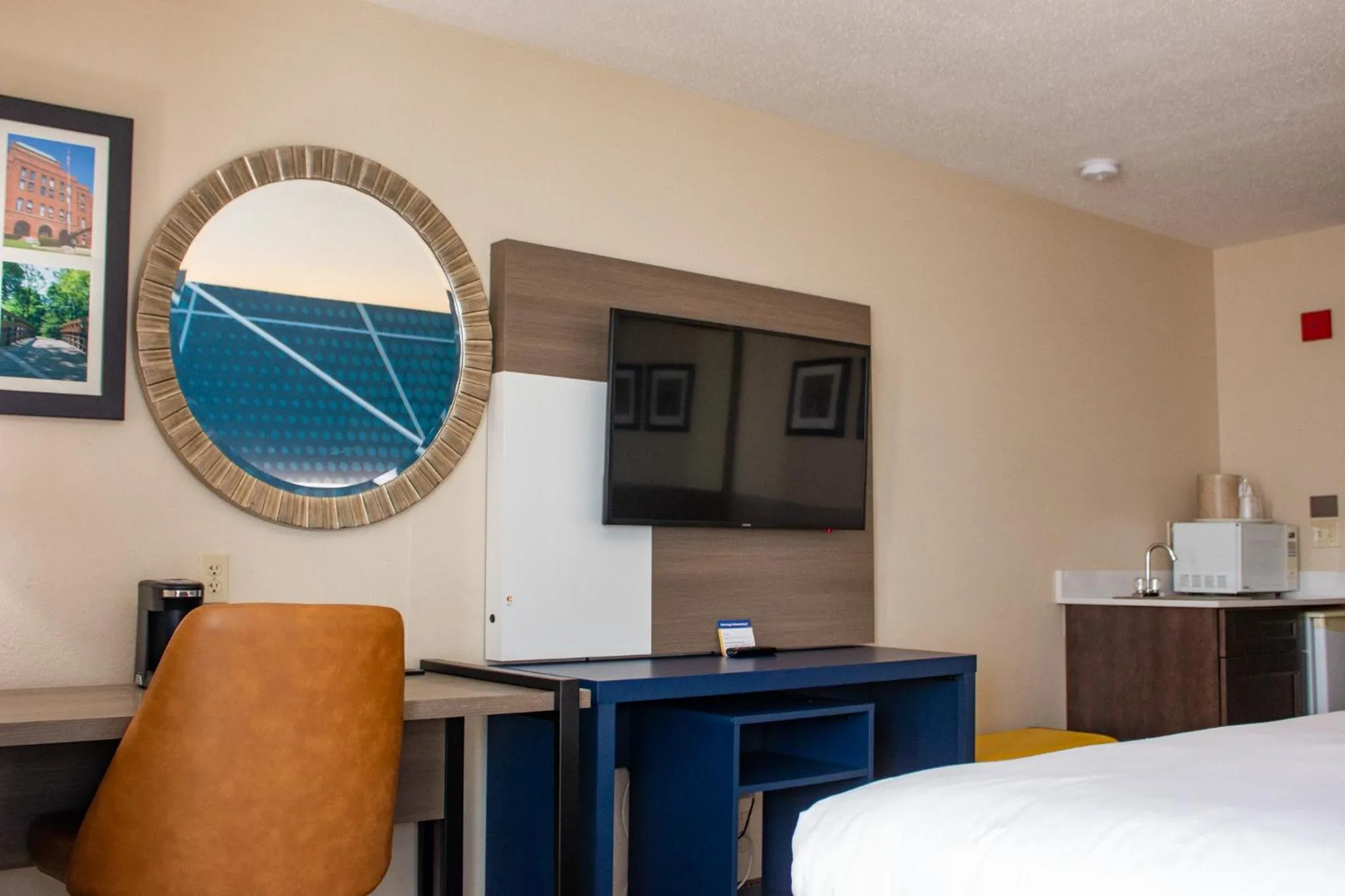 Kitchen or kitchenette, Bed in Comfort Inn & Suites Geneva- West Chicago