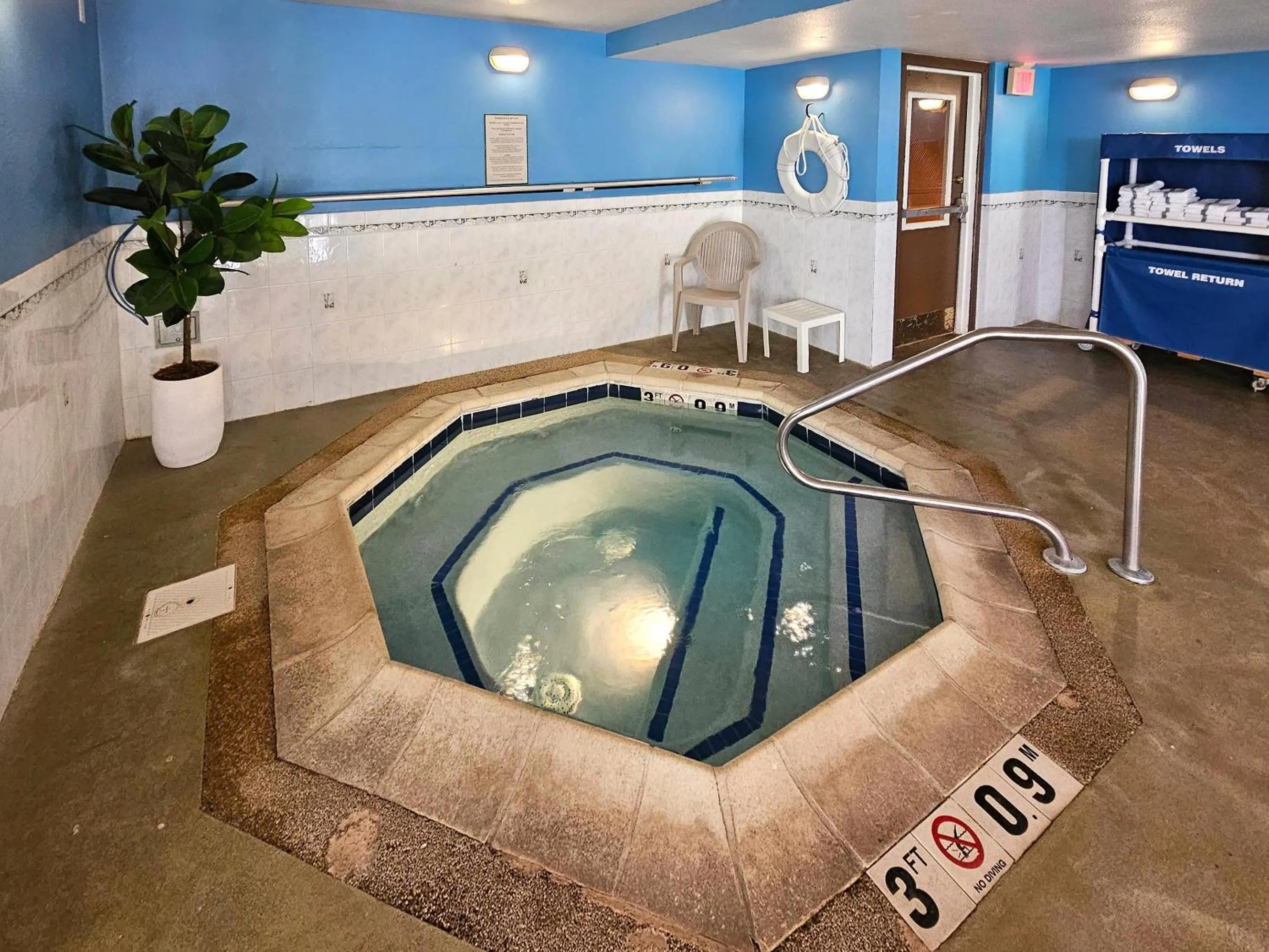 Swimming pool in Comfort Inn & Suites Geneva- West Chicago