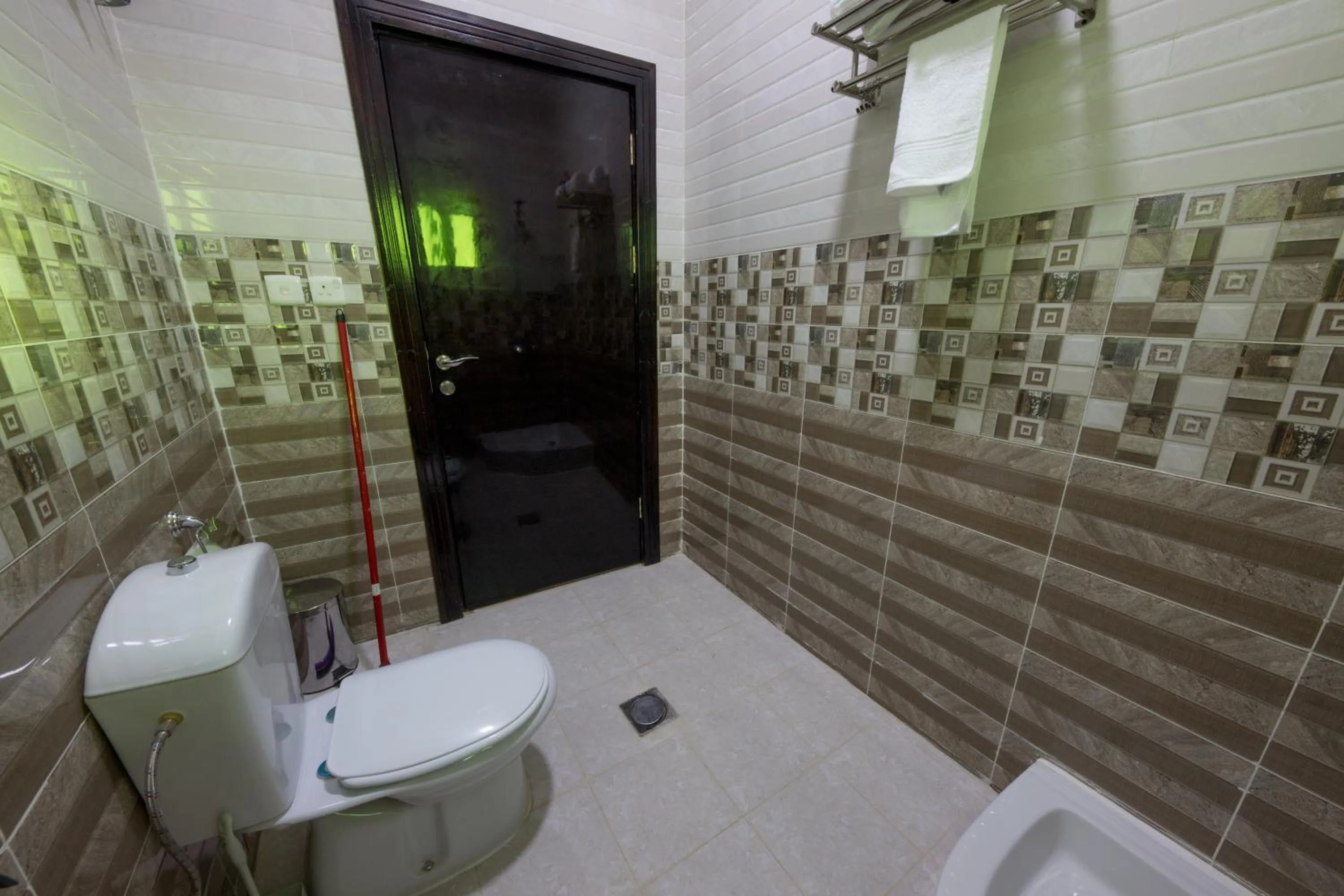 Shower in شاطئ الياسمين للشقق الفندقية