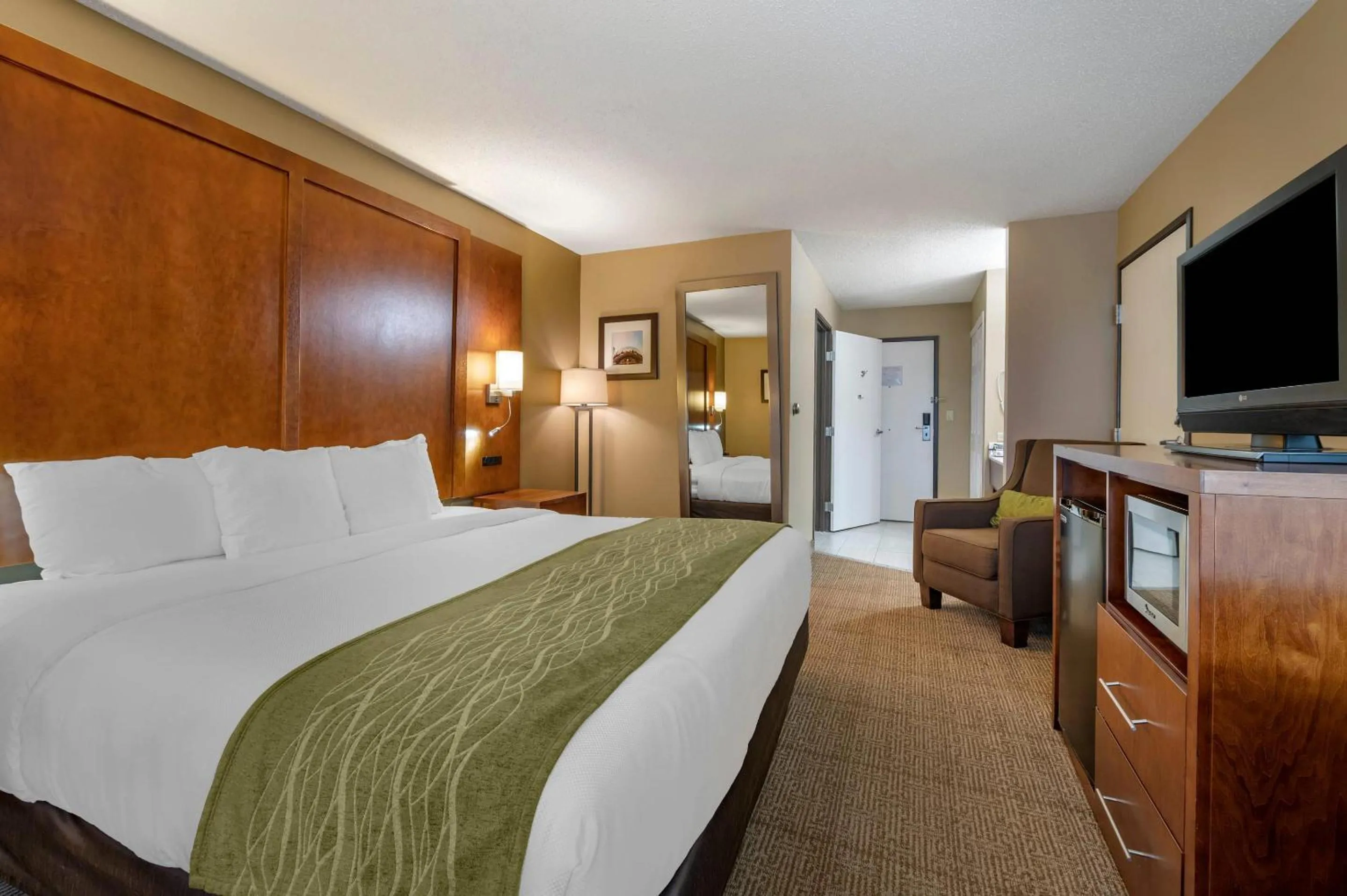 Bedroom, Bed in Comfort Inn Romeoville - Bolingbrook