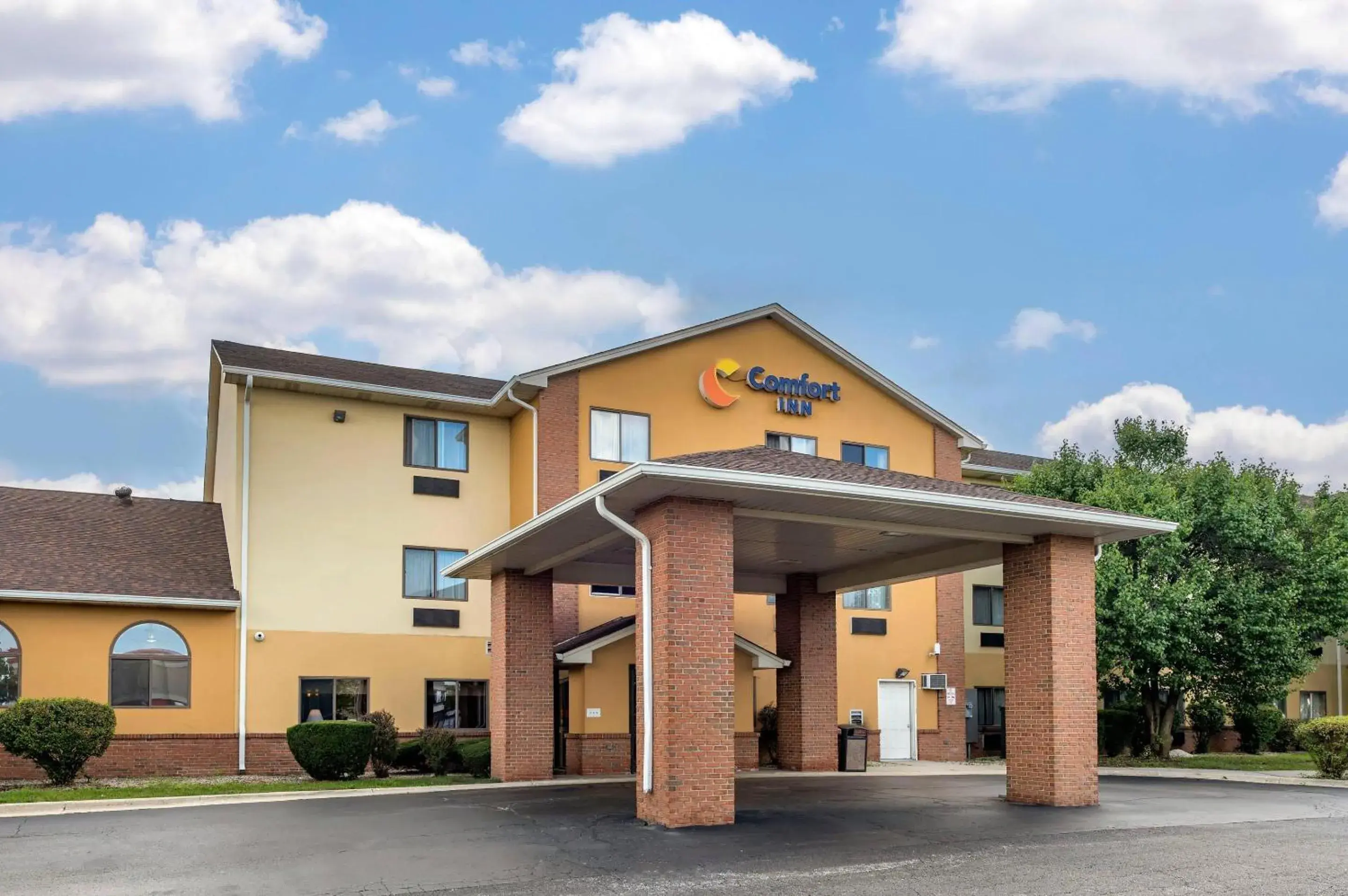 Property building in Comfort Inn Romeoville - Bolingbrook Property building in Comfort Inn Romeoville - Bolingbrook