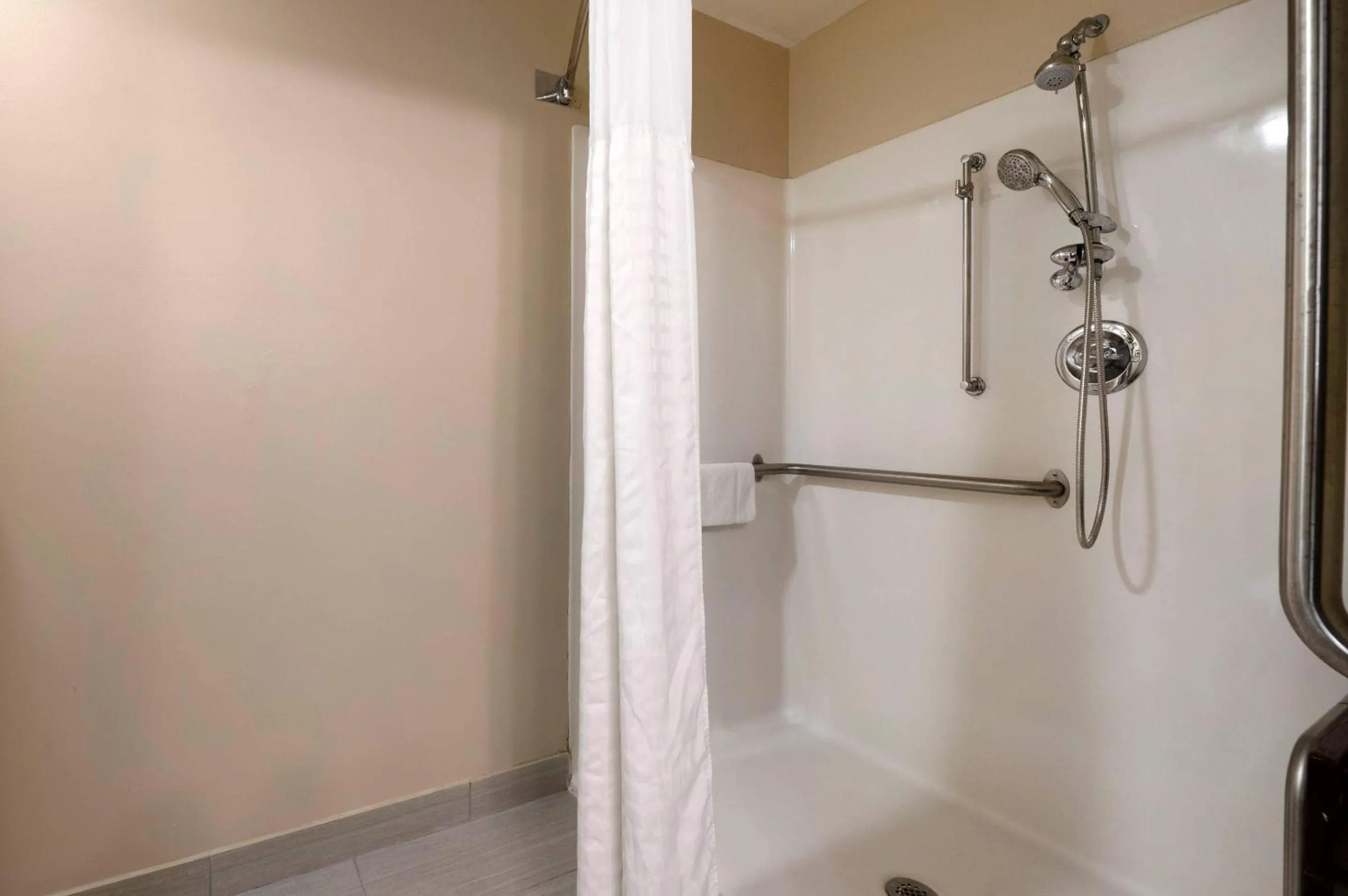 Bedroom in Comfort Inn Romeoville - Bolingbrook