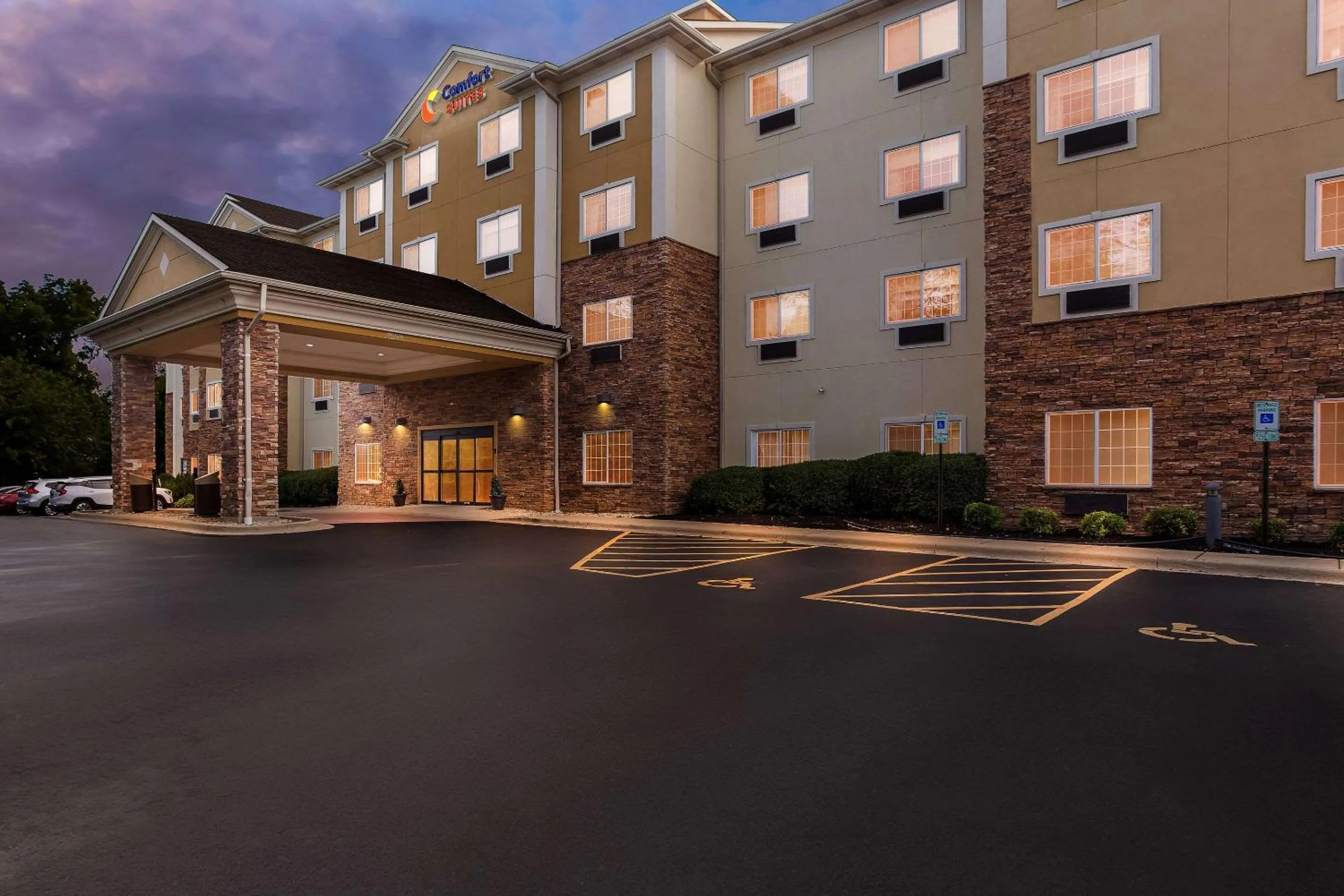 Property building in Comfort Suites Grayslake near Libertyville North