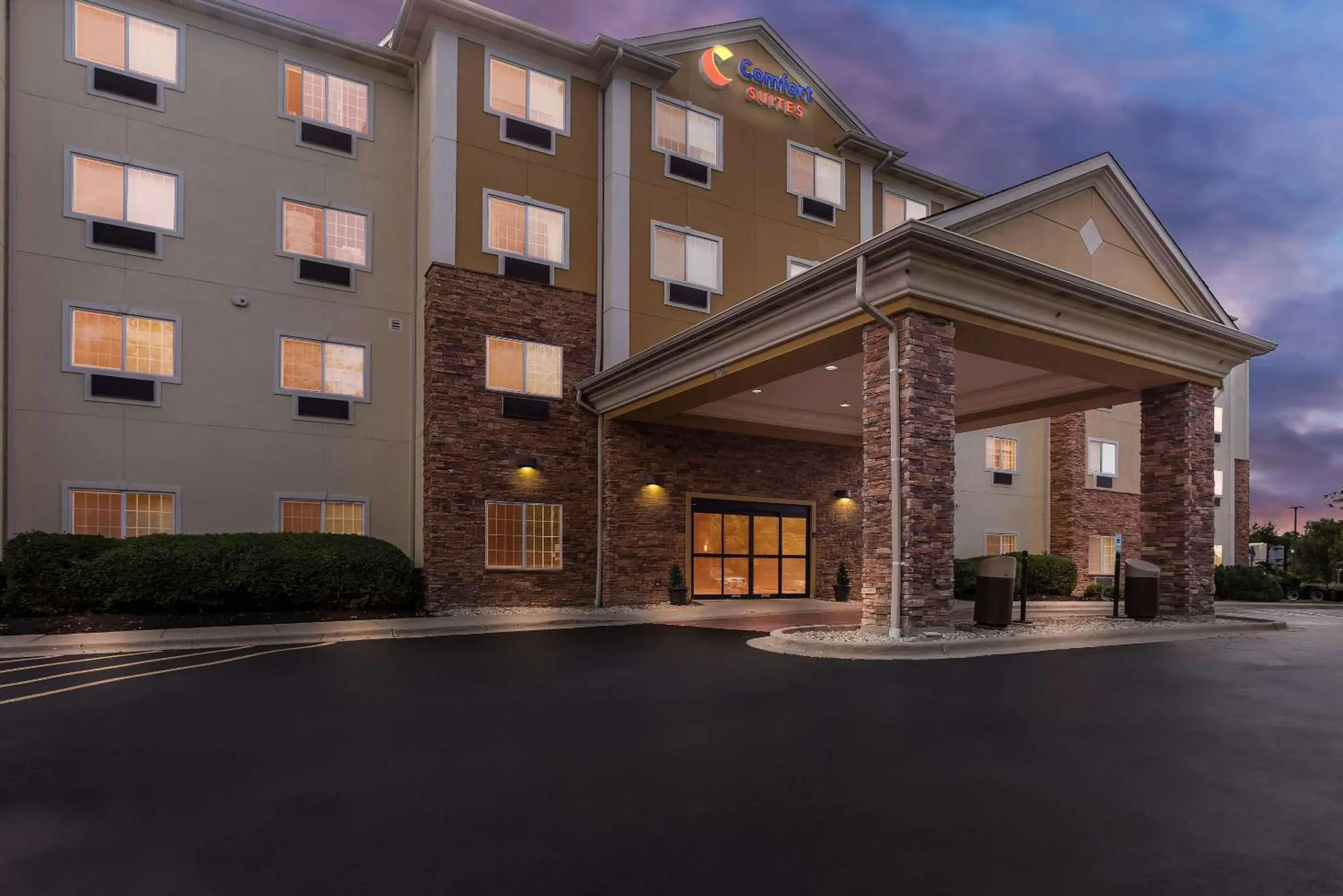 Property building in Comfort Suites Grayslake near Libertyville North Property building in Comfort Suites Grayslake near Libertyville North