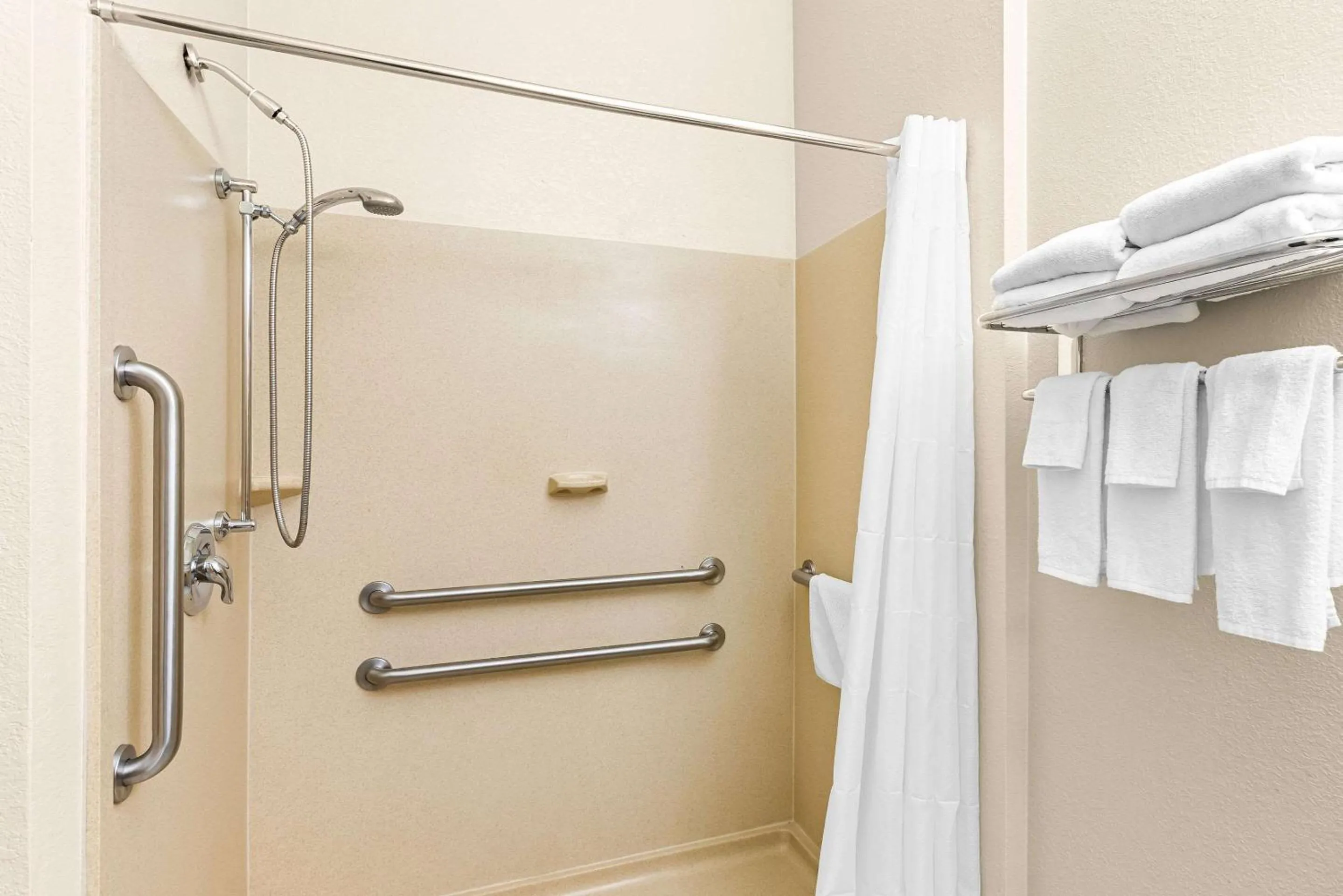 Bedroom in Comfort Suites Grayslake near Libertyville North