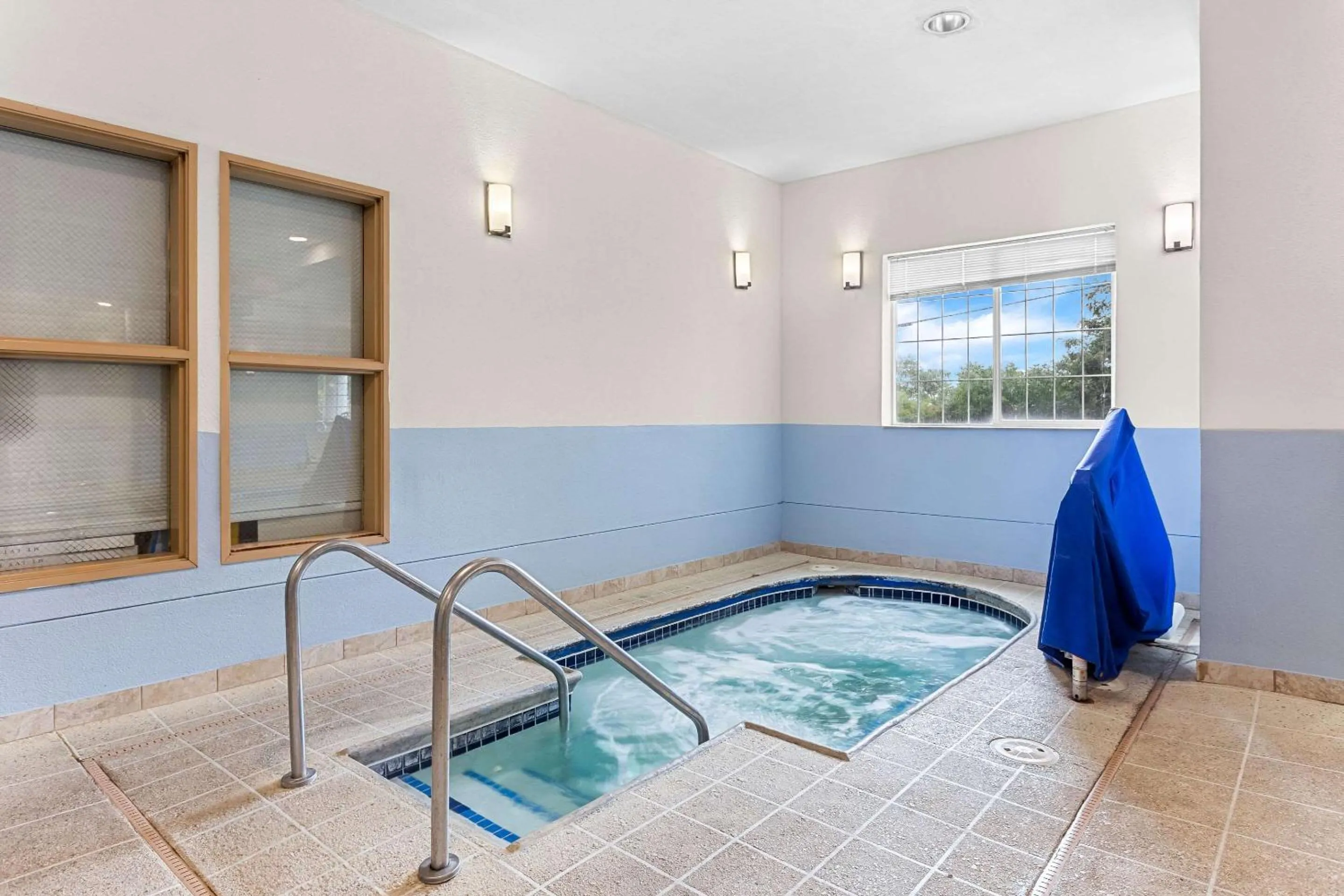 Swimming pool in Comfort Suites Grayslake near Libertyville North
