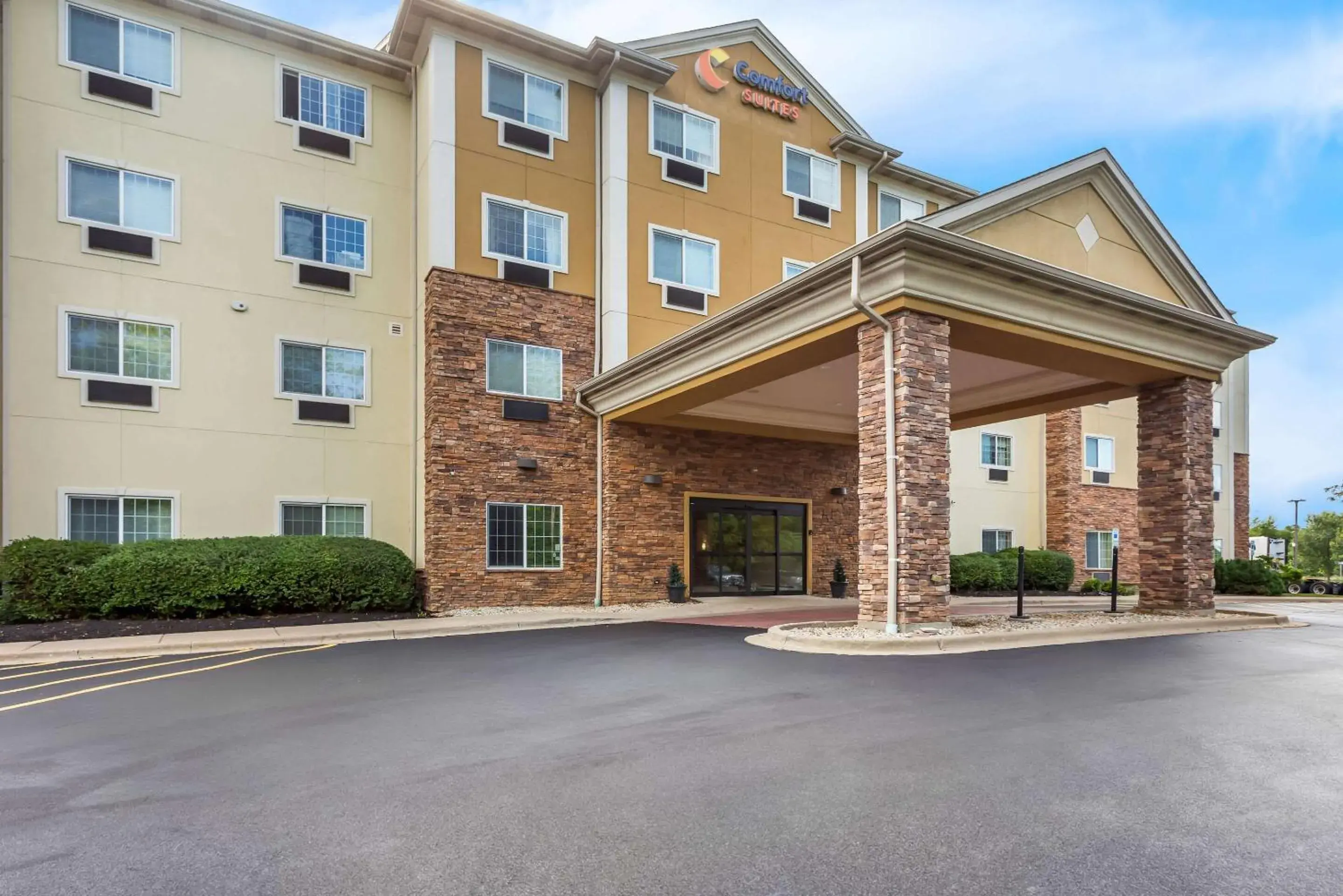 Property building in Comfort Suites Grayslake near Libertyville North Property building in Comfort Suites Grayslake near Libertyville North