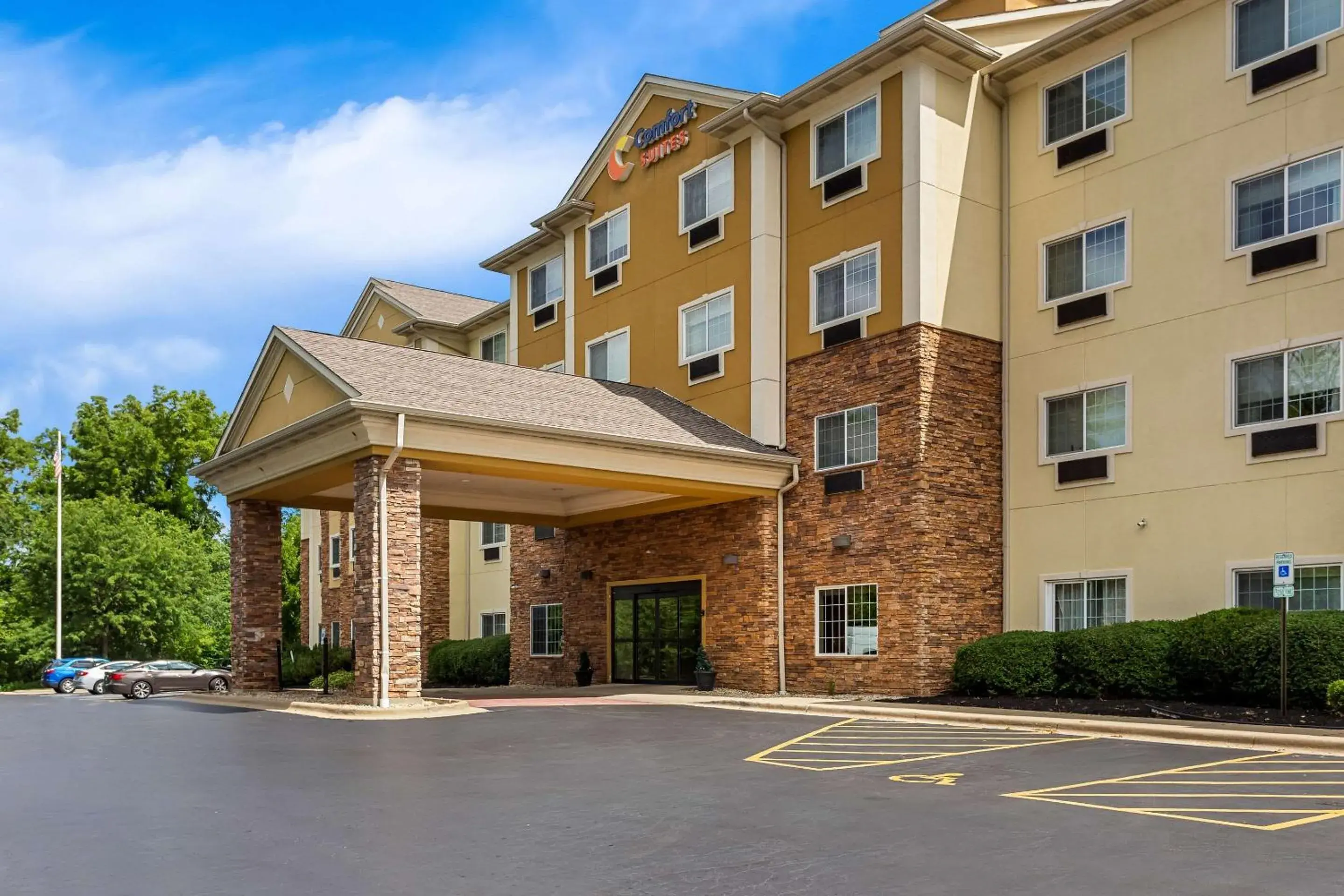 Property building in Comfort Suites Grayslake near Libertyville North Property building in Comfort Suites Grayslake near Libertyville North
