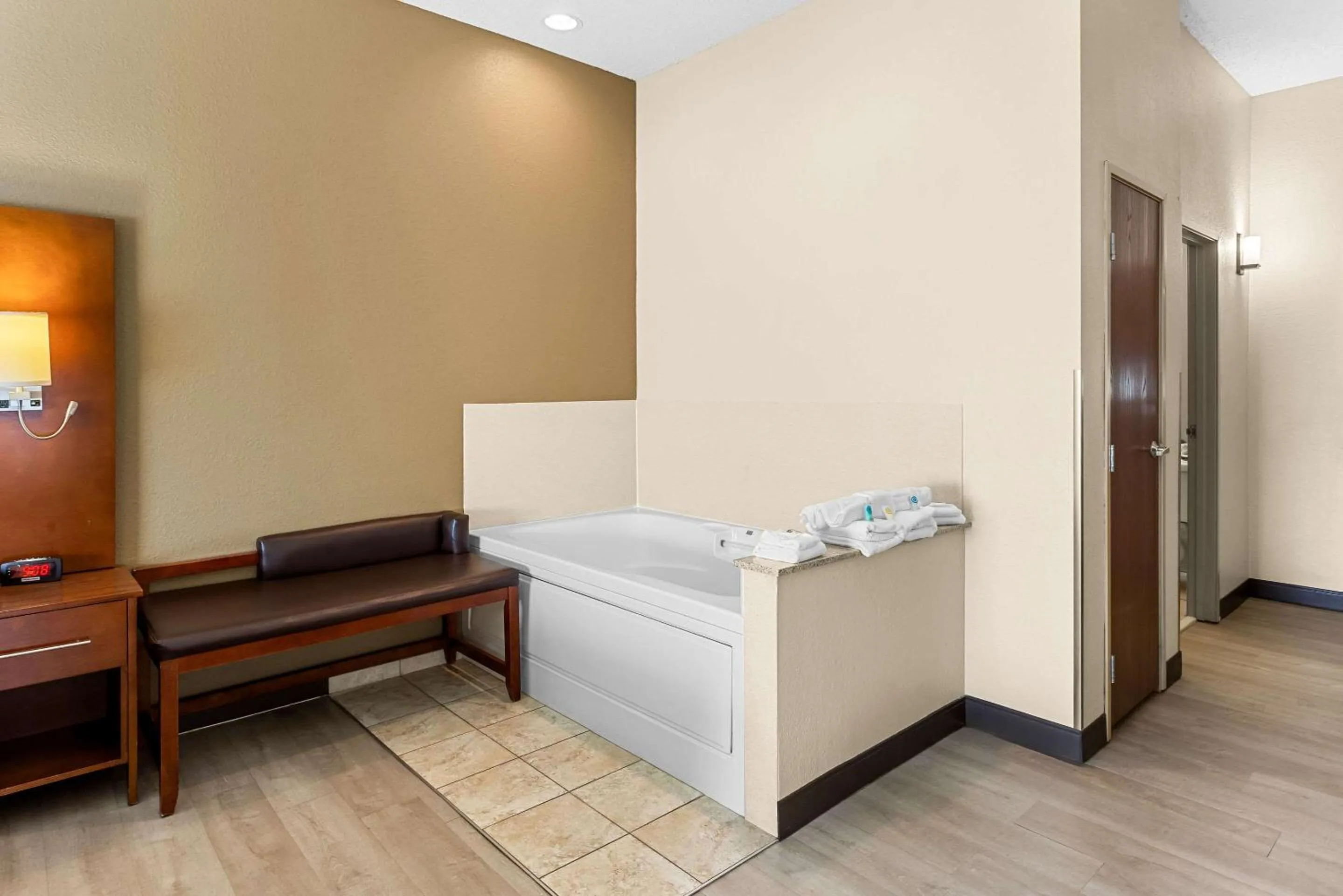 Bedroom, Bed in Comfort Suites Grayslake near Libertyville North