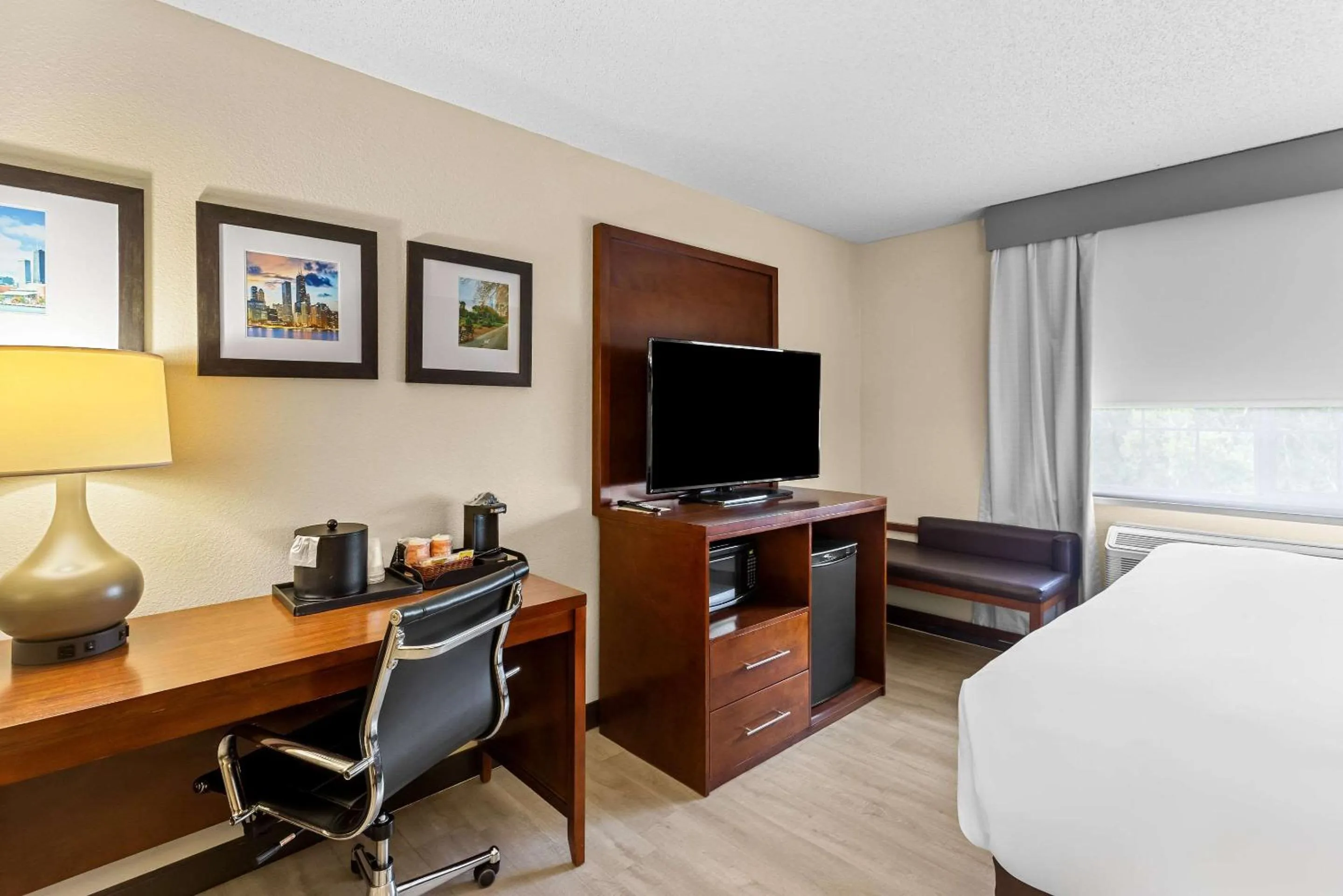 Bedroom, Bed in Comfort Suites Grayslake near Libertyville North