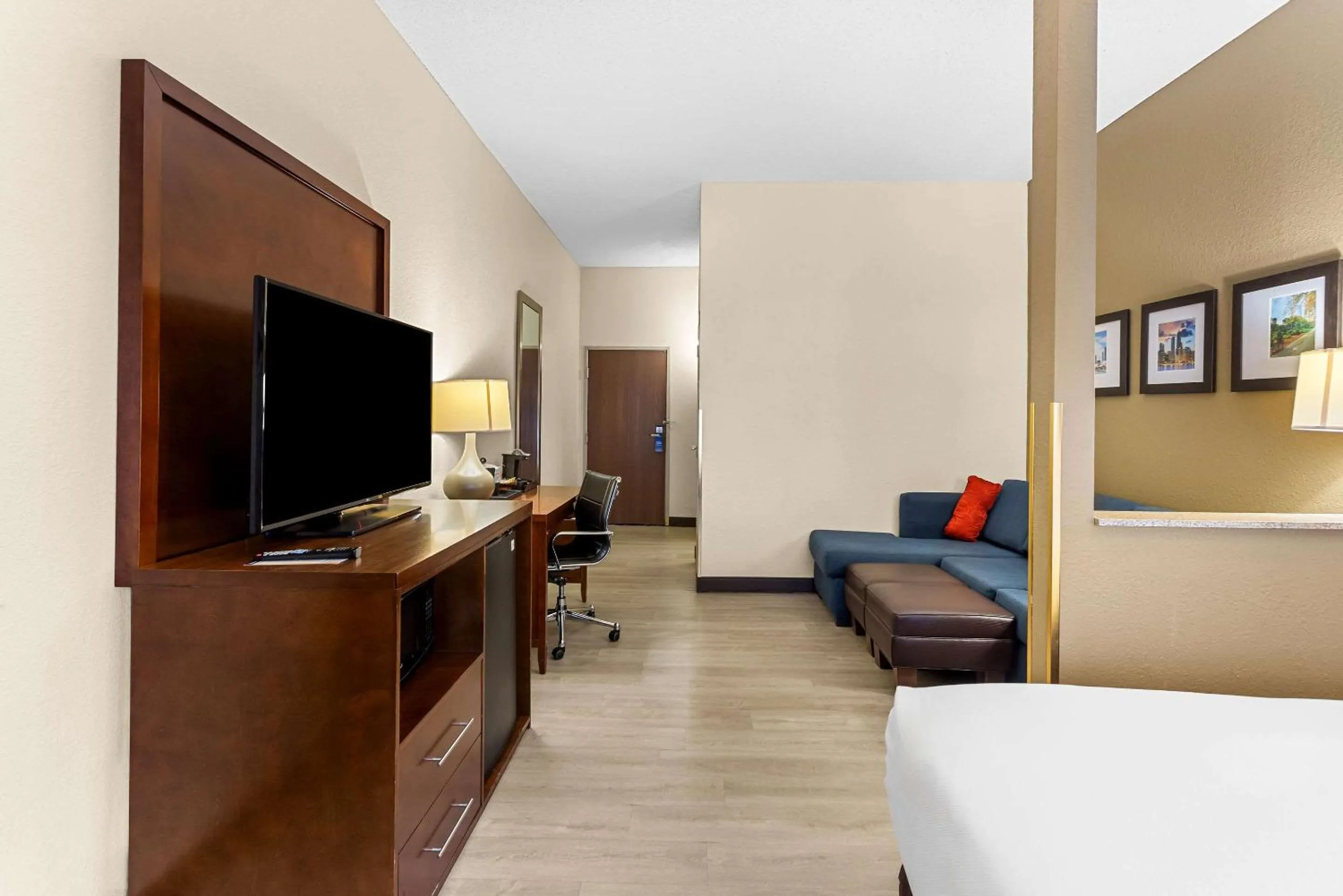 Bedroom in Comfort Suites Grayslake near Libertyville North