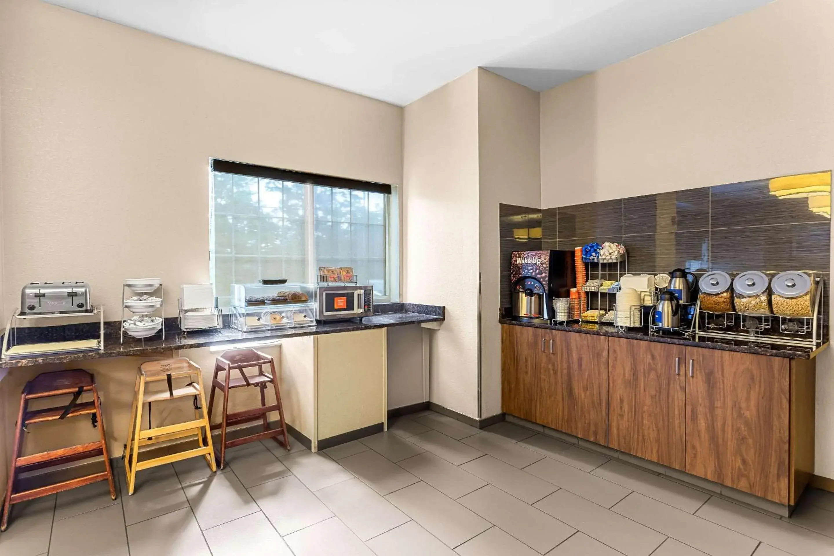 Breakfast in Comfort Suites Grayslake near Libertyville North Breakfast in Comfort Suites Grayslake near Libertyville North