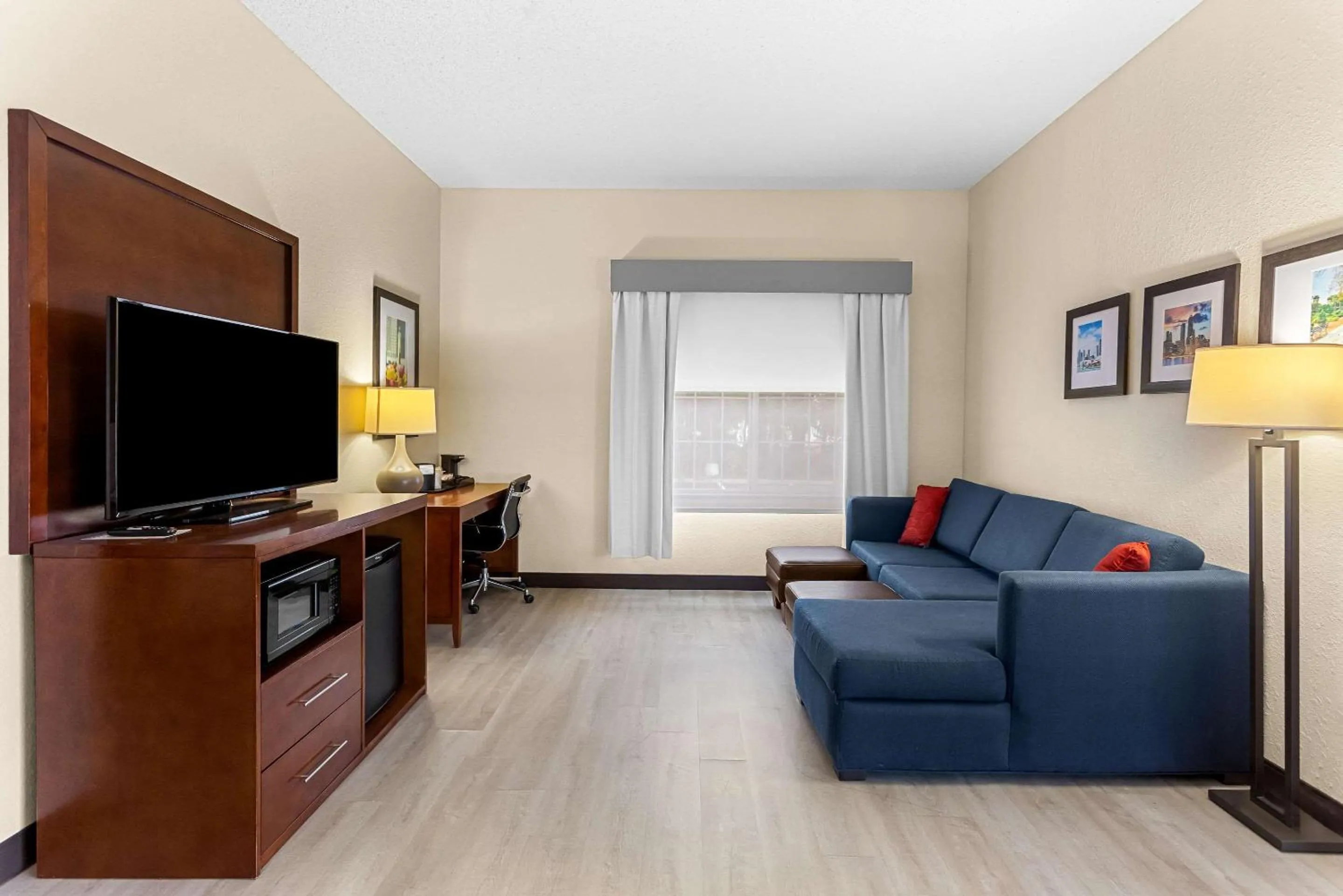 Bedroom in Comfort Suites Grayslake near Libertyville North