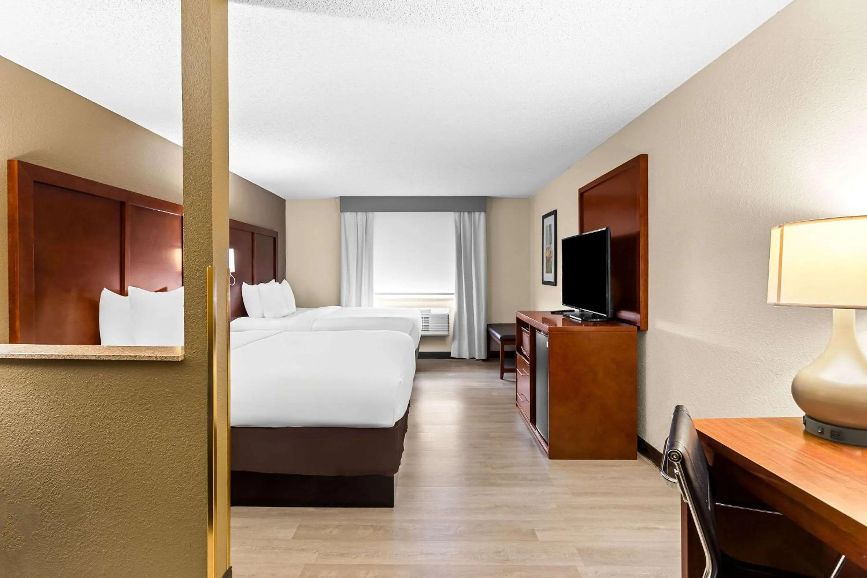 Bedroom, Bed in Comfort Suites Grayslake near Libertyville North