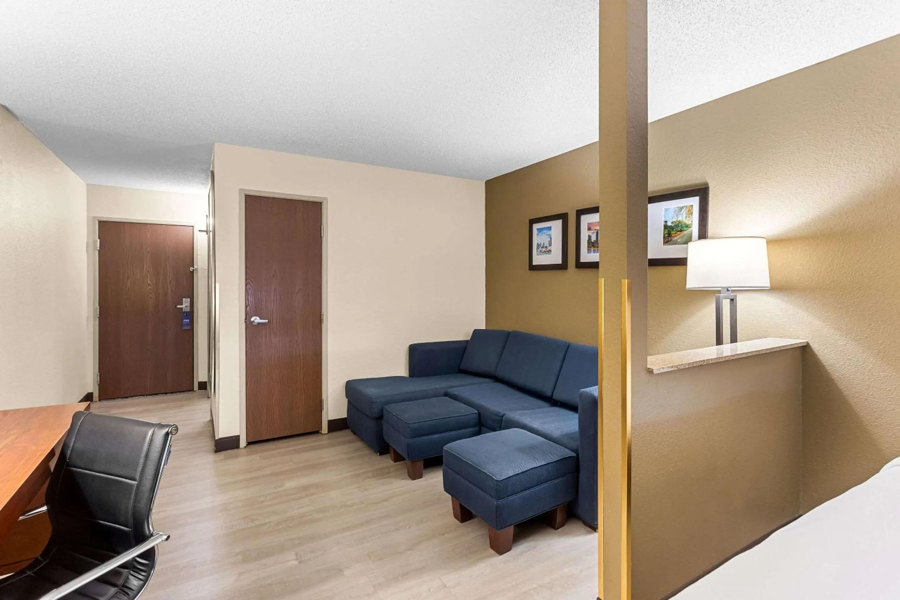 Bedroom in Comfort Suites Grayslake near Libertyville North