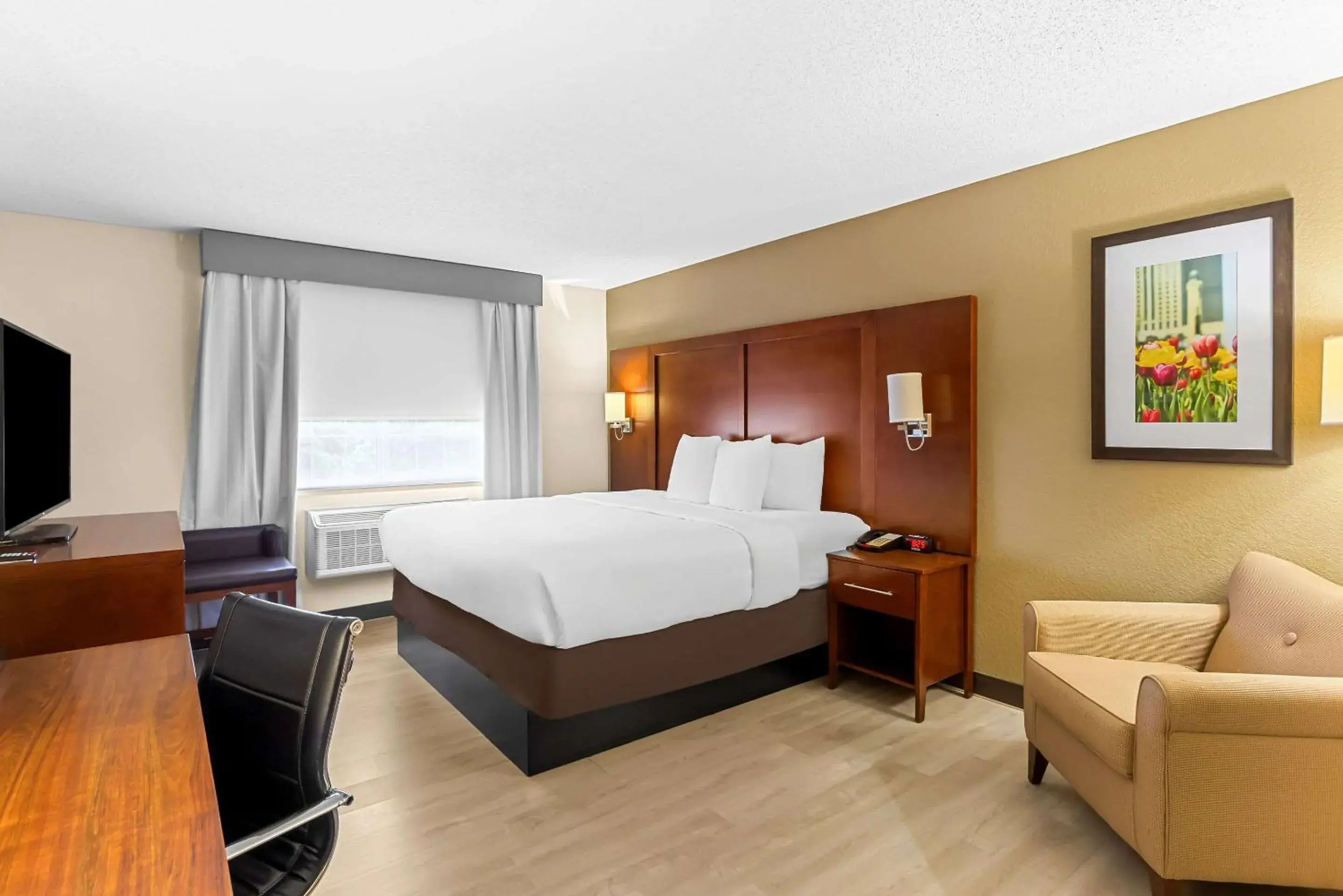 Bedroom, Bed in Comfort Suites Grayslake near Libertyville North Bedroom, Bed in Comfort Suites Grayslake near Libertyville North