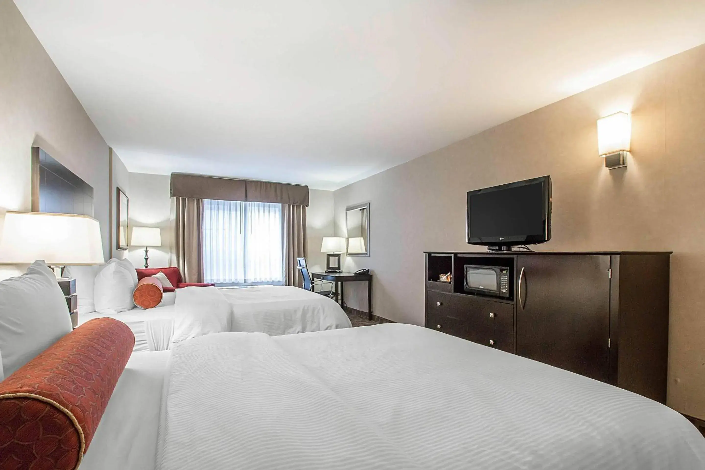 Bedroom, Bed in Clarion Inn Elmhurst - Oak Brook near I-88, I-290, I-294 Bedroom, Bed in Clarion Inn Elmhurst - Oak Brook near I-88, I-290, I-294