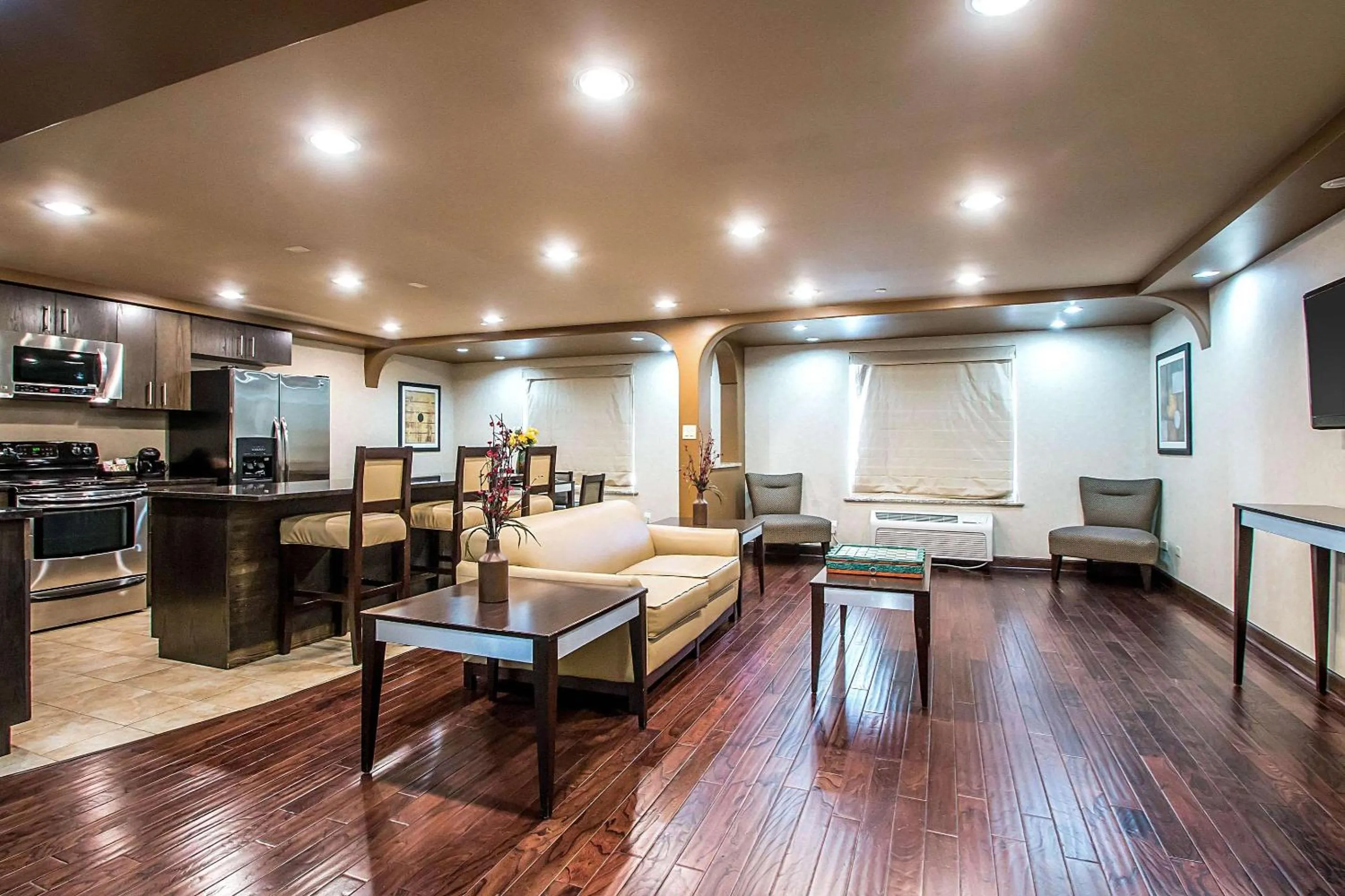 Bedroom in Clarion Inn Elmhurst - Oak Brook near I-88, I-290, I-294