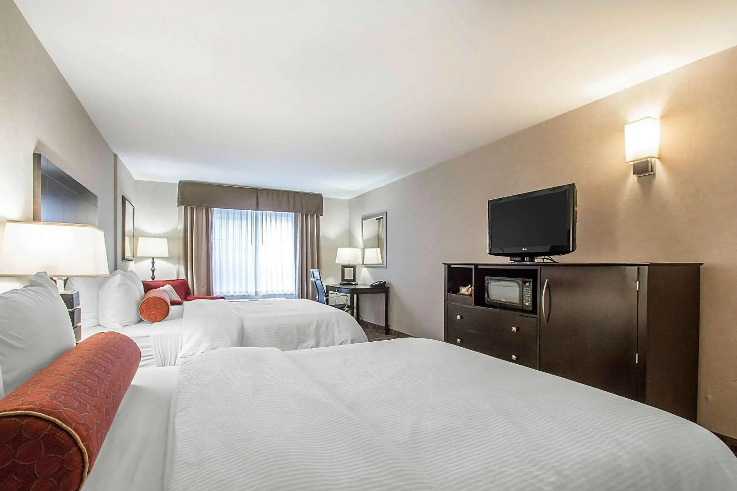 Bedroom, Bed in Clarion Inn Elmhurst - Oak Brook near I-88, I-290, I-294 Bedroom, Bed in Clarion Inn Elmhurst - Oak Brook near I-88, I-290, I-294