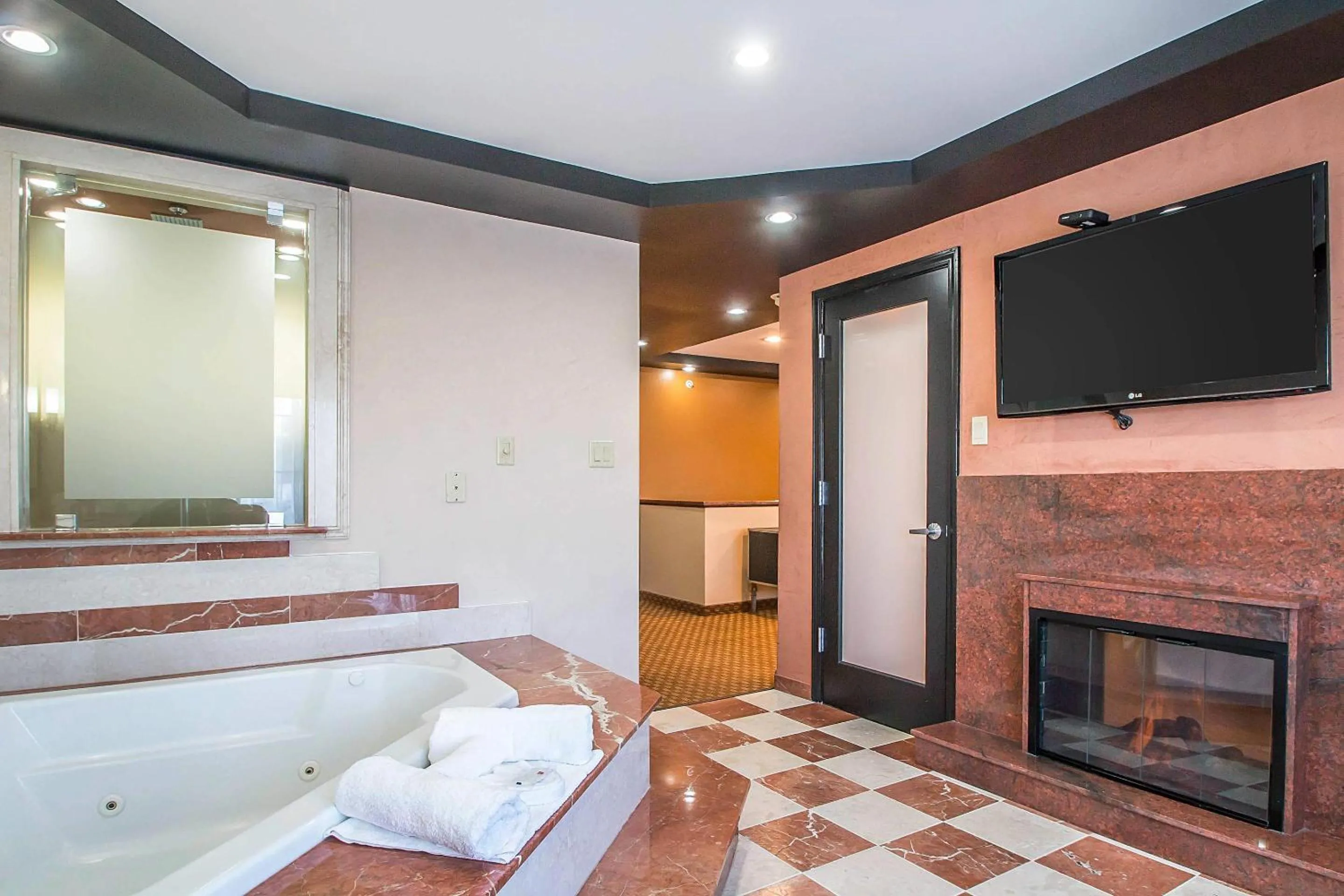 Bedroom in Clarion Inn Elmhurst - Oak Brook near I-88, I-290, I-294