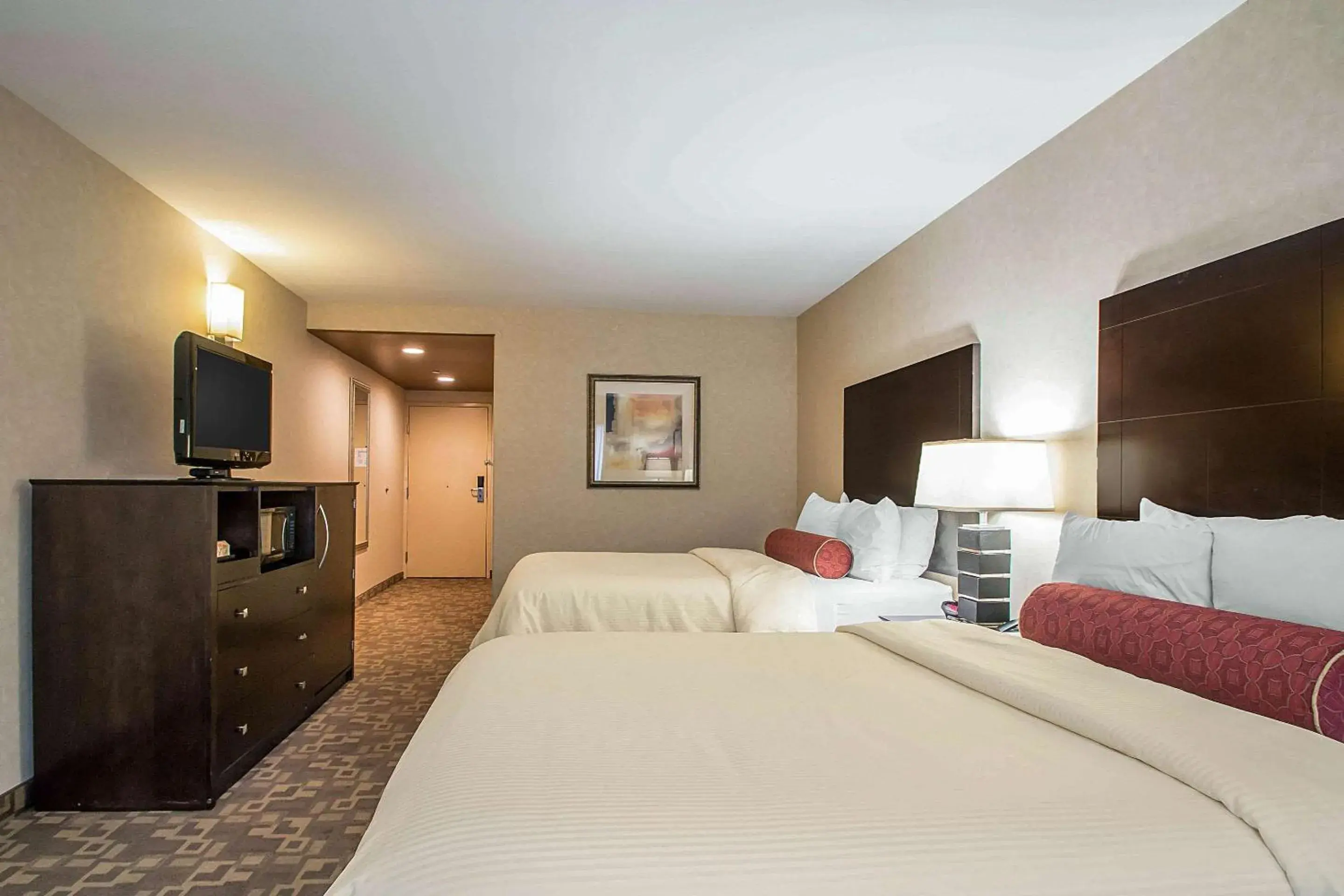 Bedroom, Bed in Clarion Inn Elmhurst - Oak Brook near I-88, I-290, I-294 Bedroom, Bed in Clarion Inn Elmhurst - Oak Brook near I-88, I-290, I-294