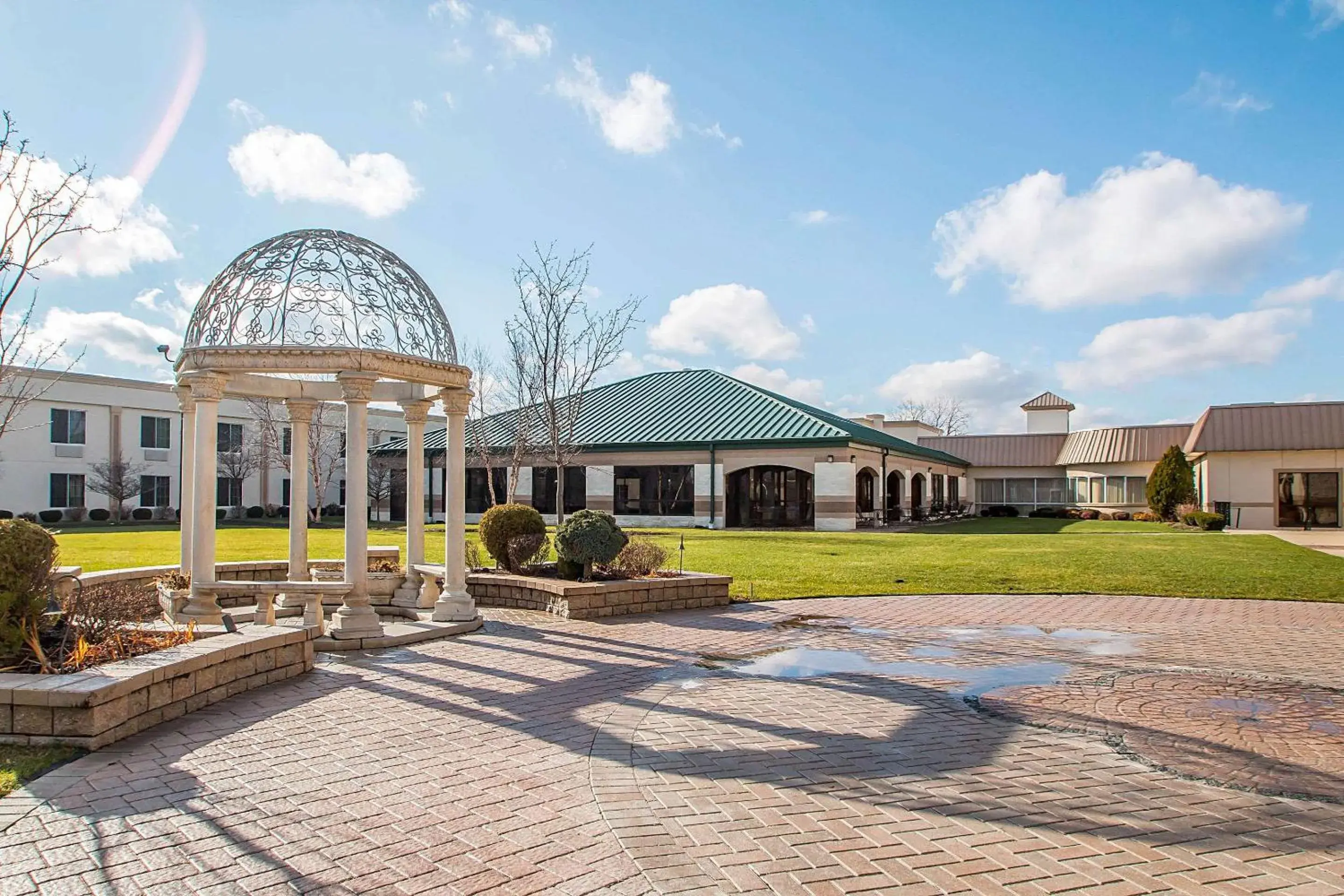 Property building in Clarion Inn Elmhurst - Oak Brook near I-88, I-290, I-294 Property building in Clarion Inn Elmhurst - Oak Brook near I-88, I-290, I-294