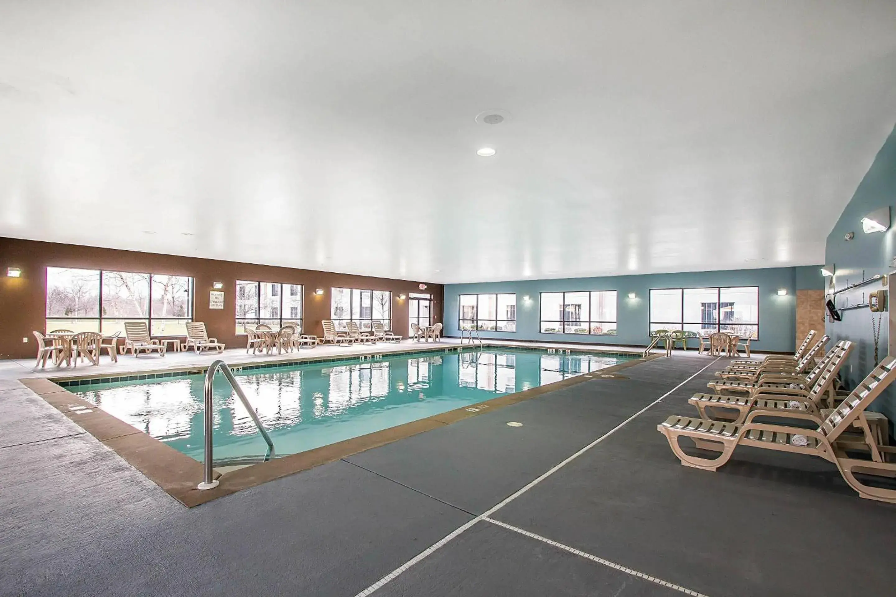 Swimming pool in Clarion Inn Elmhurst - Oak Brook near I-88, I-290, I-294 Swimming pool in Clarion Inn Elmhurst - Oak Brook near I-88, I-290, I-294