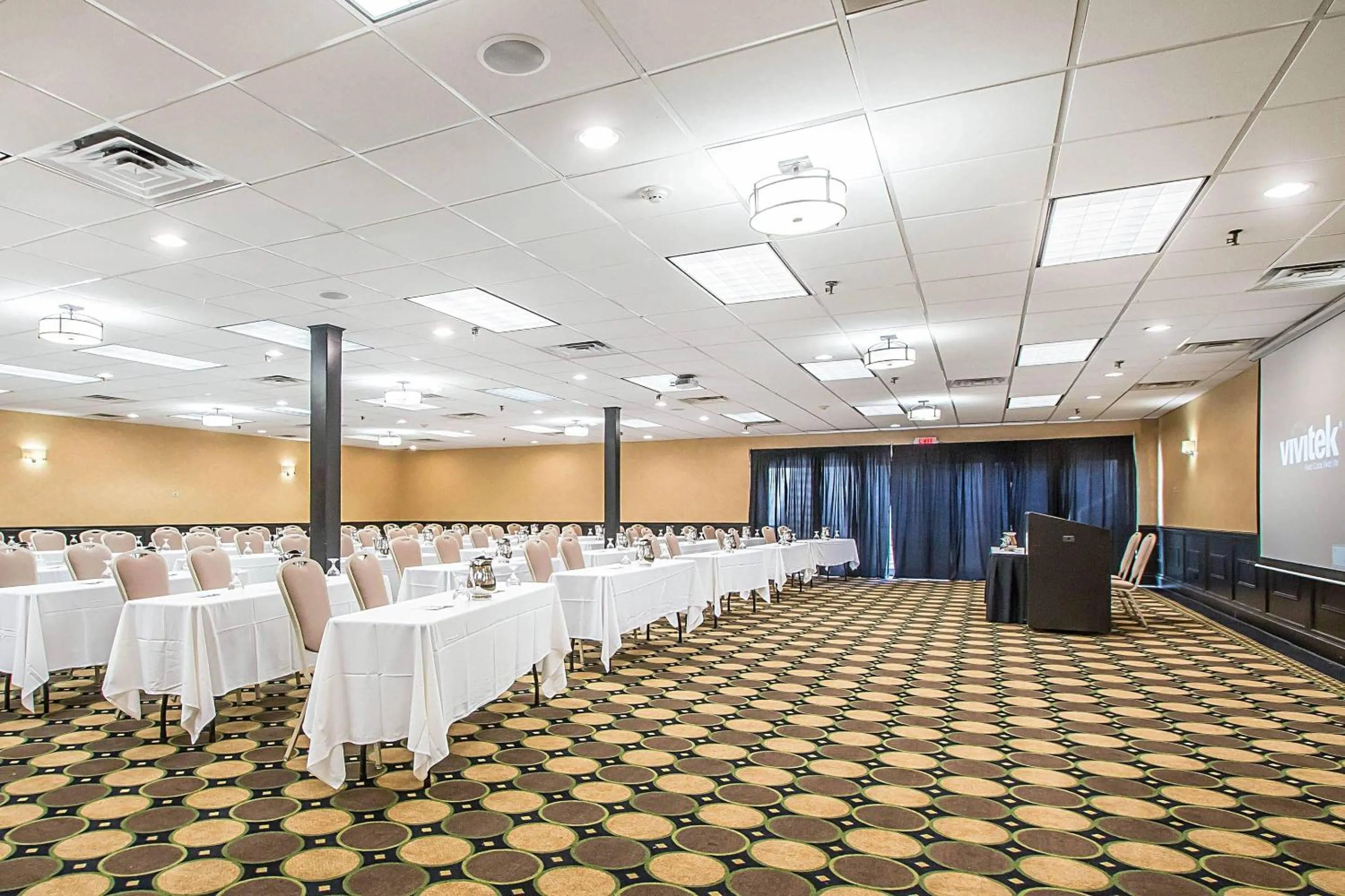 Meeting/conference room in Clarion Inn Elmhurst - Oak Brook near I-88, I-290, I-294