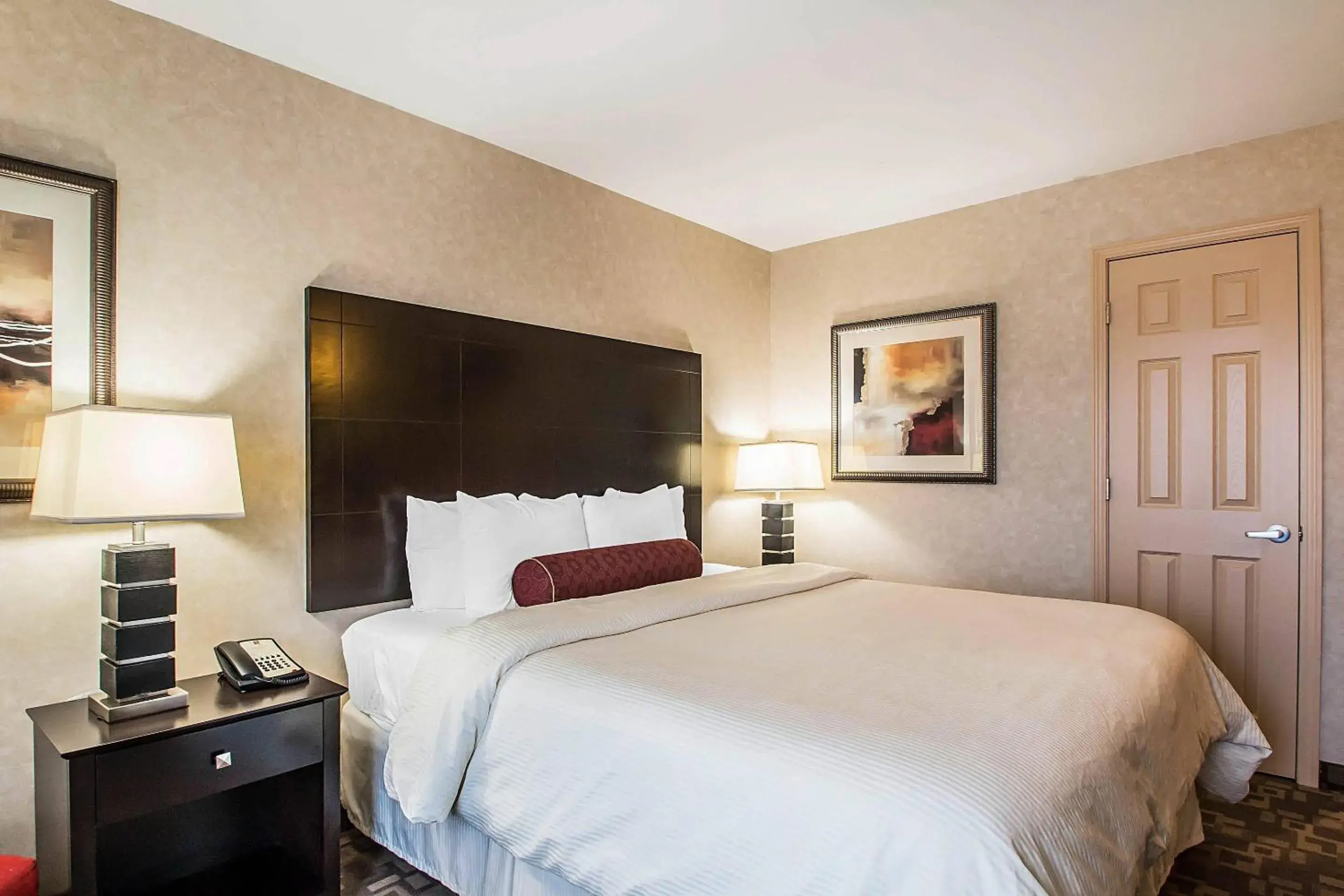 Bedroom, Bed in Clarion Inn Elmhurst - Oak Brook near I-88, I-290, I-294 Bedroom, Bed in Clarion Inn Elmhurst - Oak Brook near I-88, I-290, I-294