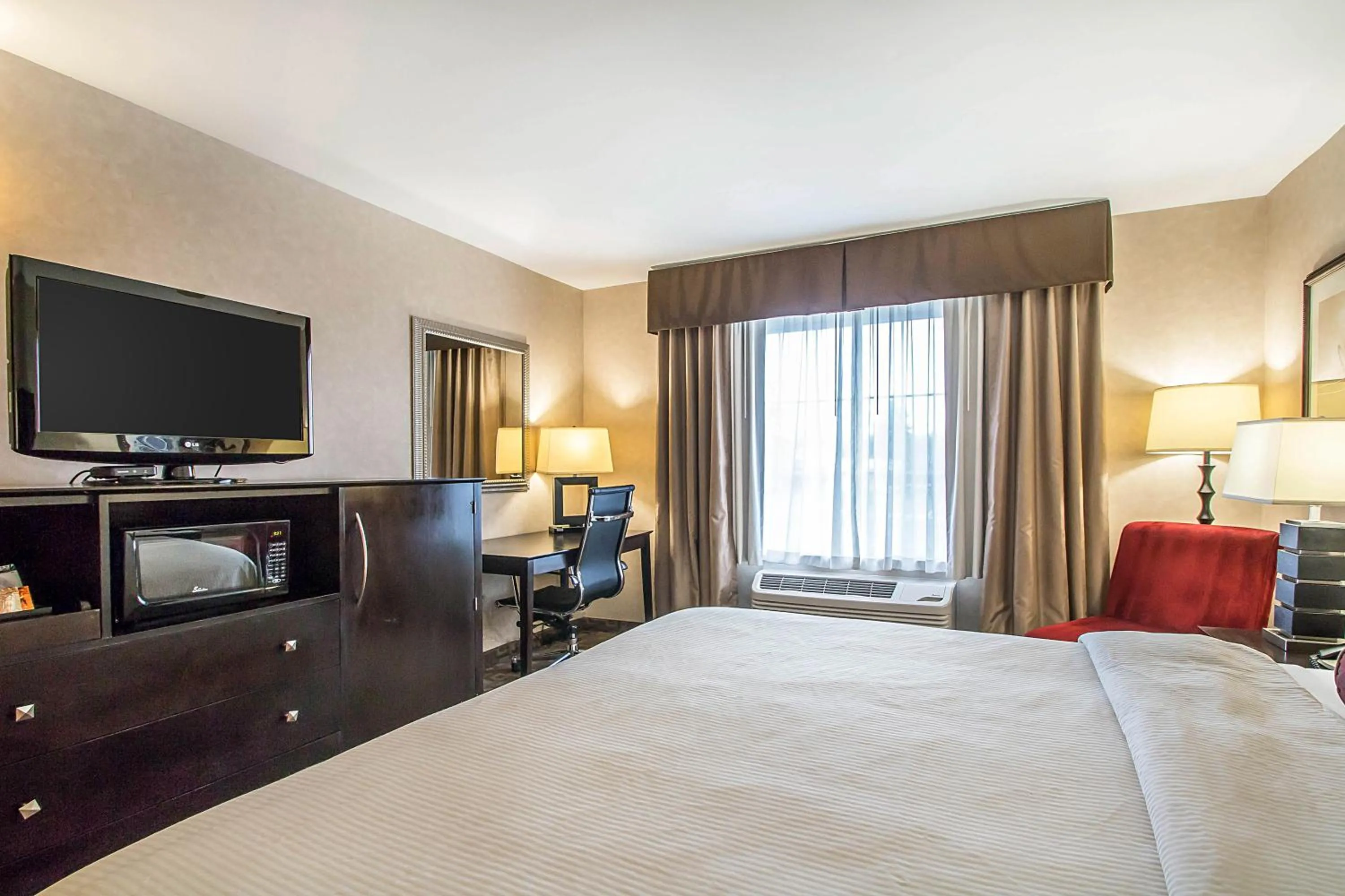 Bed in Clarion Inn Elmhurst - Oak Brook near I-88, I-290, I-294