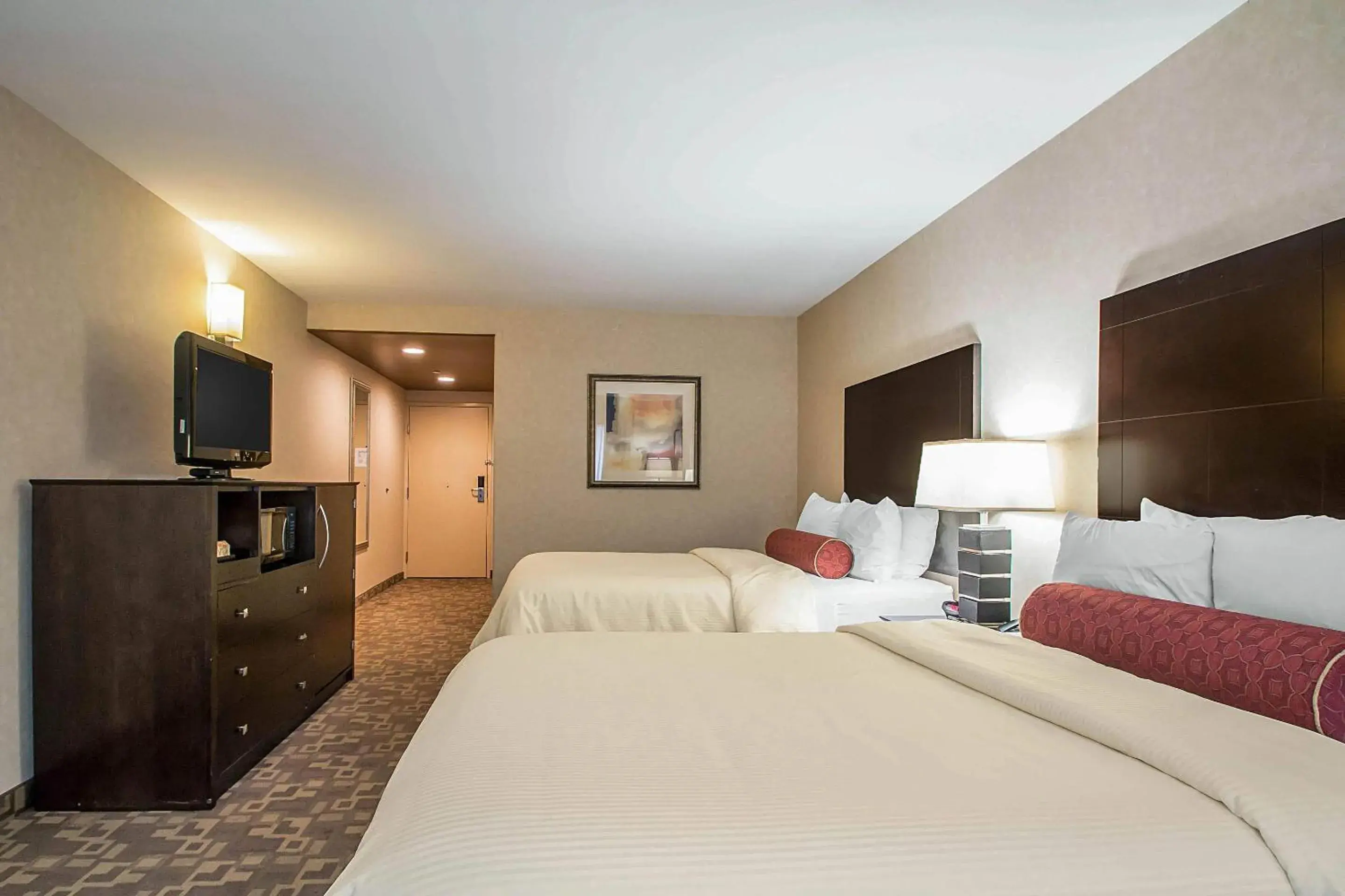 Bedroom, Bed in Clarion Inn Elmhurst - Oak Brook near I-88, I-290, I-294 Bedroom, Bed in Clarion Inn Elmhurst - Oak Brook near I-88, I-290, I-294