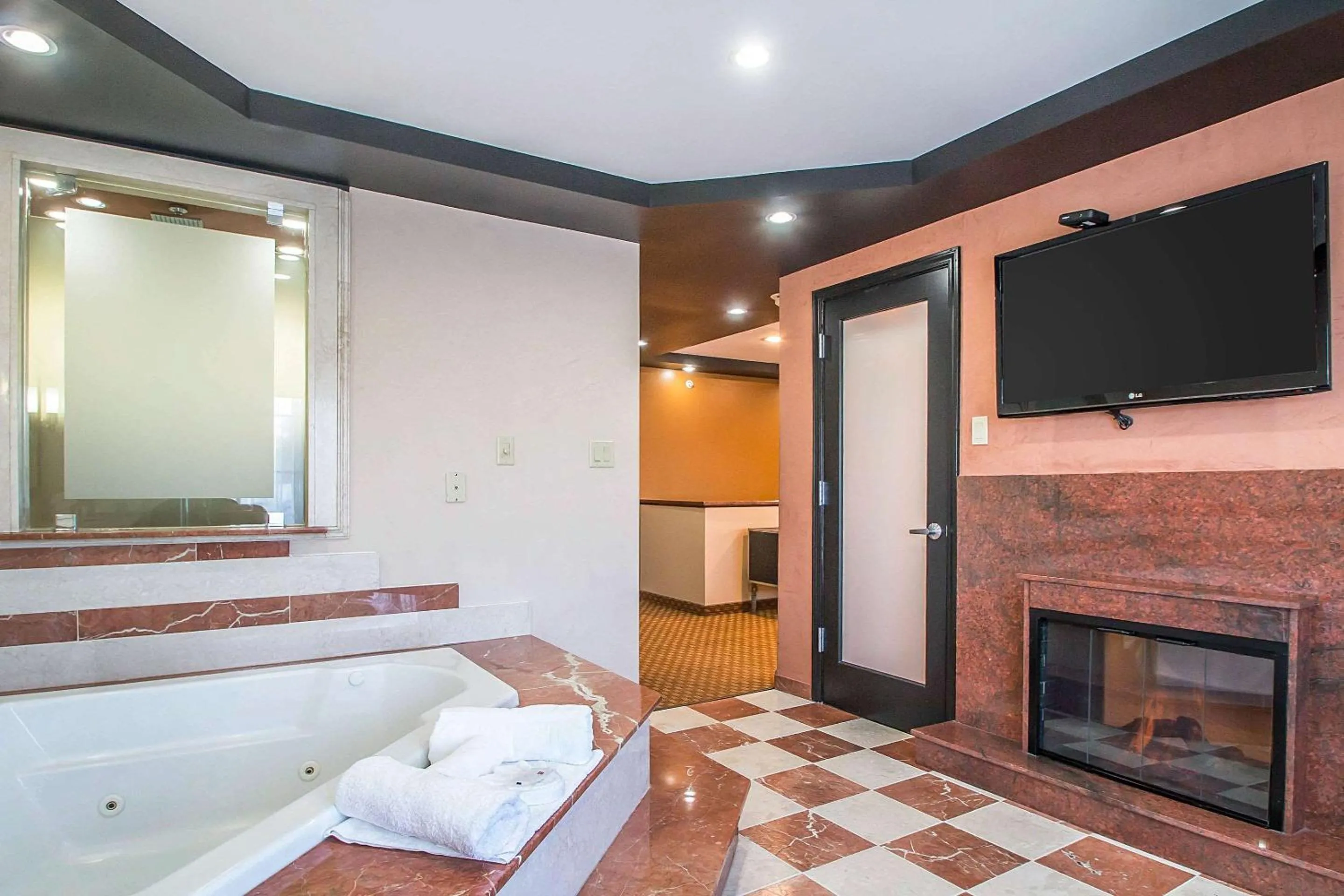 Bedroom in Clarion Inn Elmhurst - Oak Brook near I-88, I-290, I-294