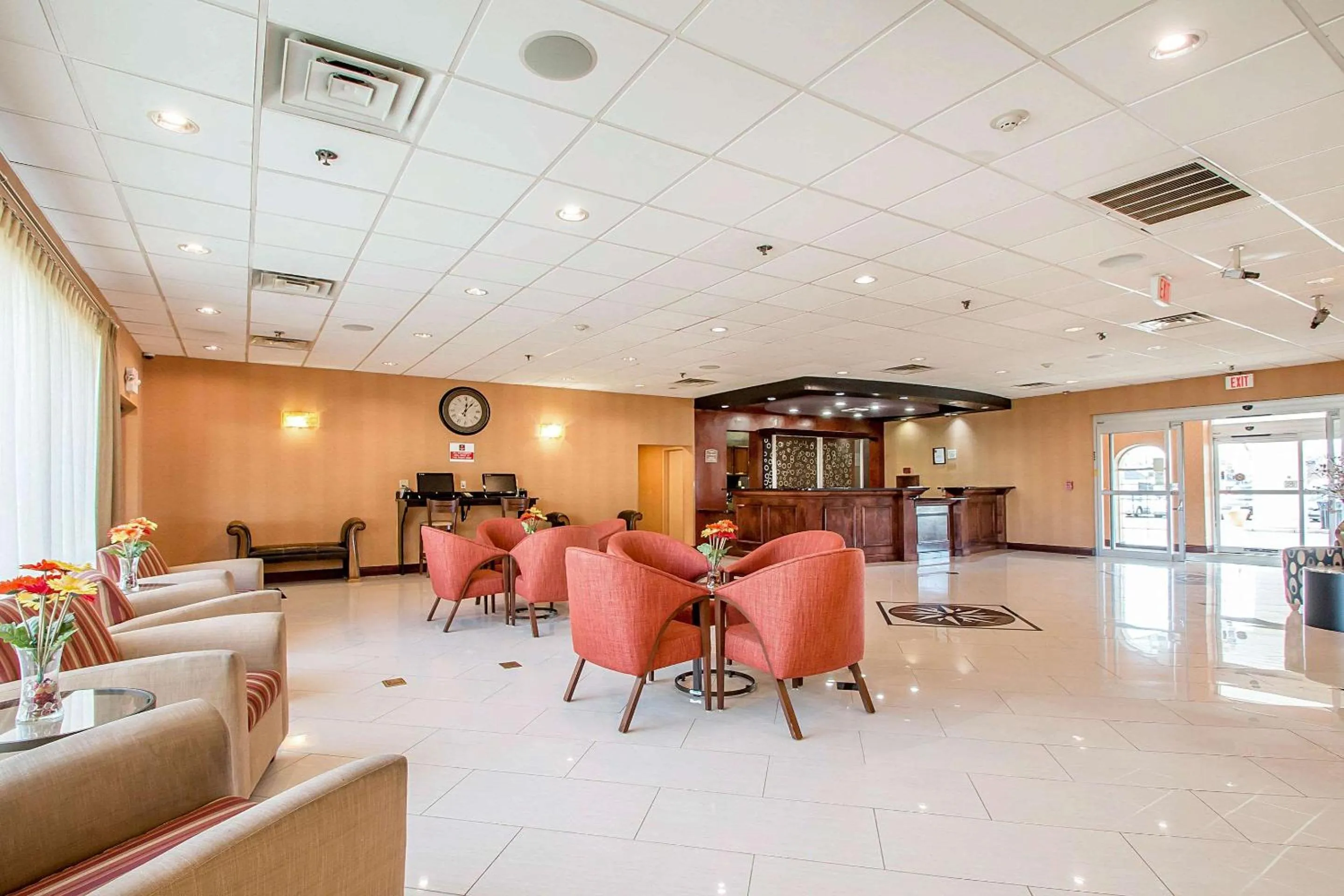 Lobby or reception in Clarion Inn Elmhurst - Oak Brook near I-88, I-290, I-294