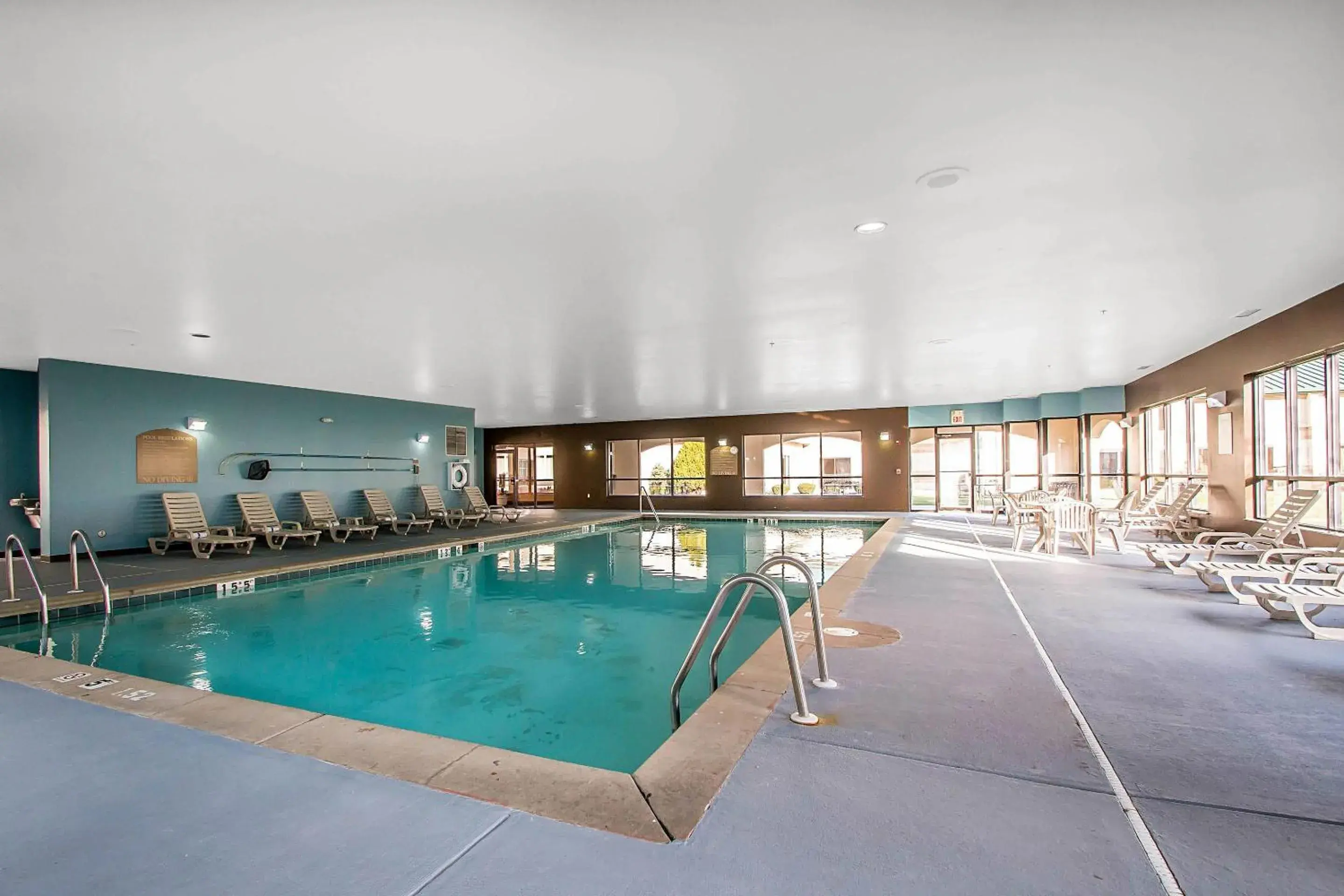 Swimming pool in Clarion Inn Elmhurst - Oak Brook near I-88, I-290, I-294 Swimming pool in Clarion Inn Elmhurst - Oak Brook near I-88, I-290, I-294