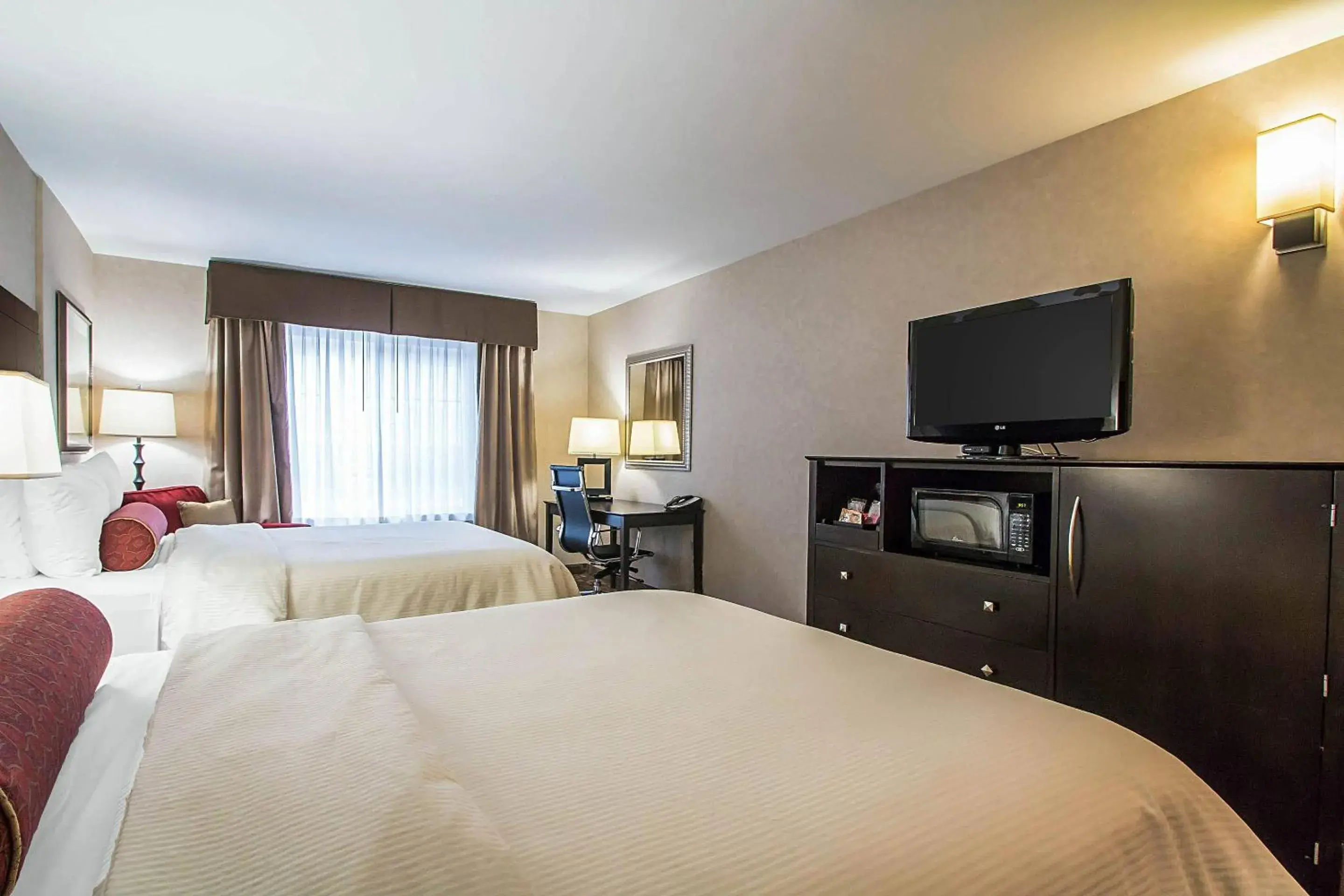 Bedroom, Bed in Clarion Inn Elmhurst - Oak Brook near I-88, I-290, I-294 Bedroom, Bed in Clarion Inn Elmhurst - Oak Brook near I-88, I-290, I-294