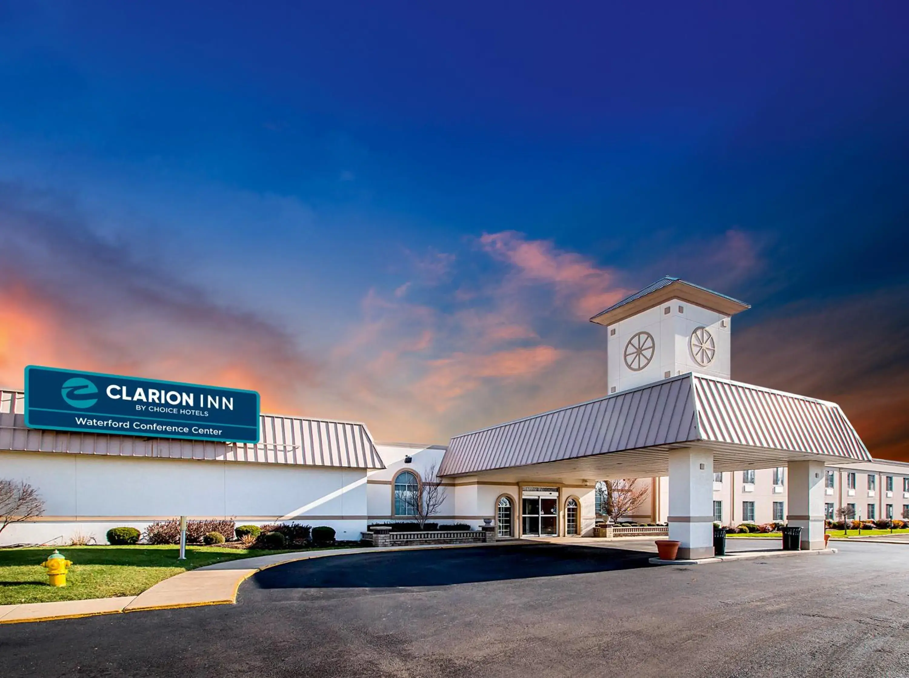 Property building in Clarion Inn Elmhurst - Oak Brook near I-88, I-290, I-294 Property building in Clarion Inn Elmhurst - Oak Brook near I-88, I-290, I-294