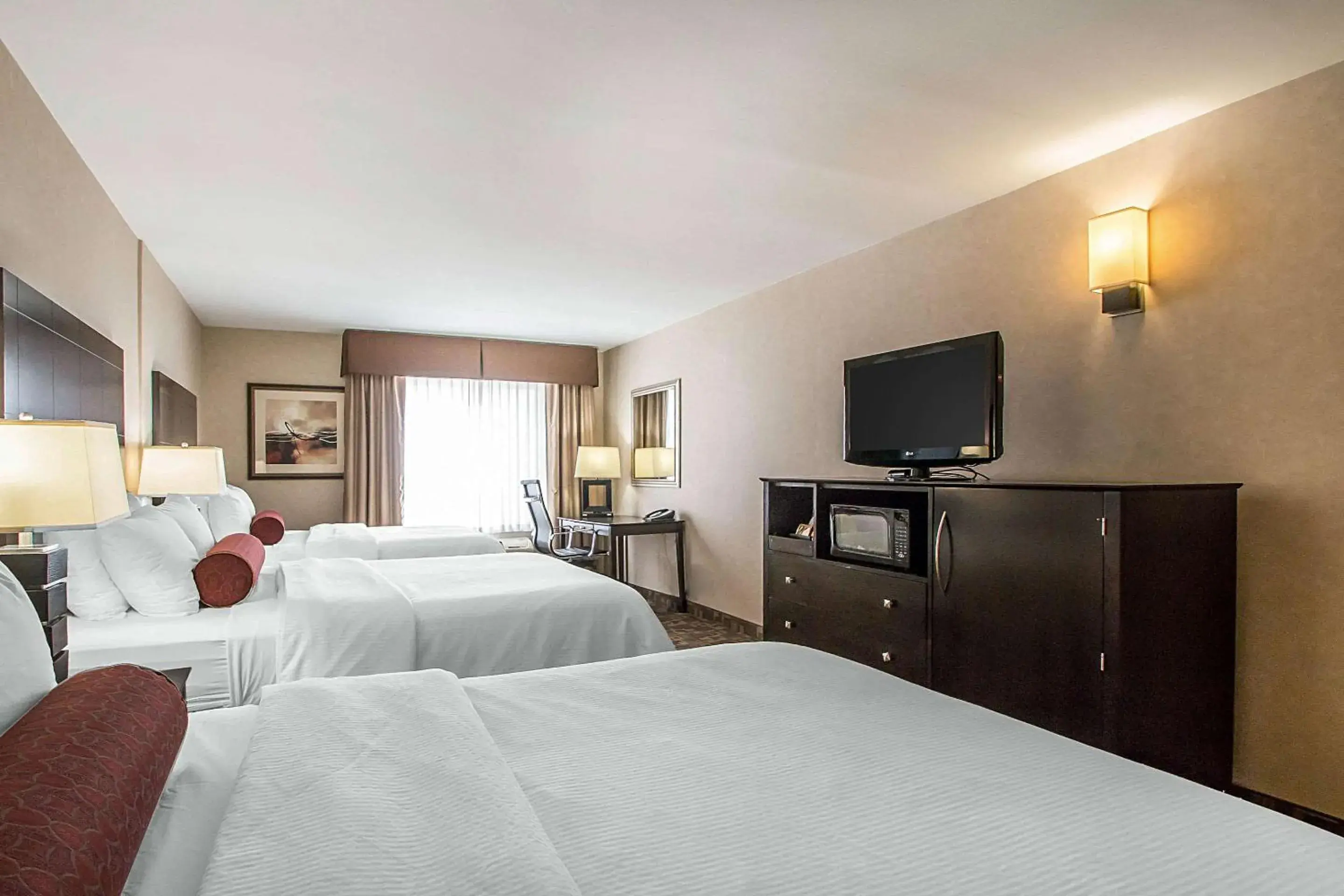 Bedroom, Bed in Clarion Inn Elmhurst - Oak Brook near I-88, I-290, I-294 Bedroom, Bed in Clarion Inn Elmhurst - Oak Brook near I-88, I-290, I-294